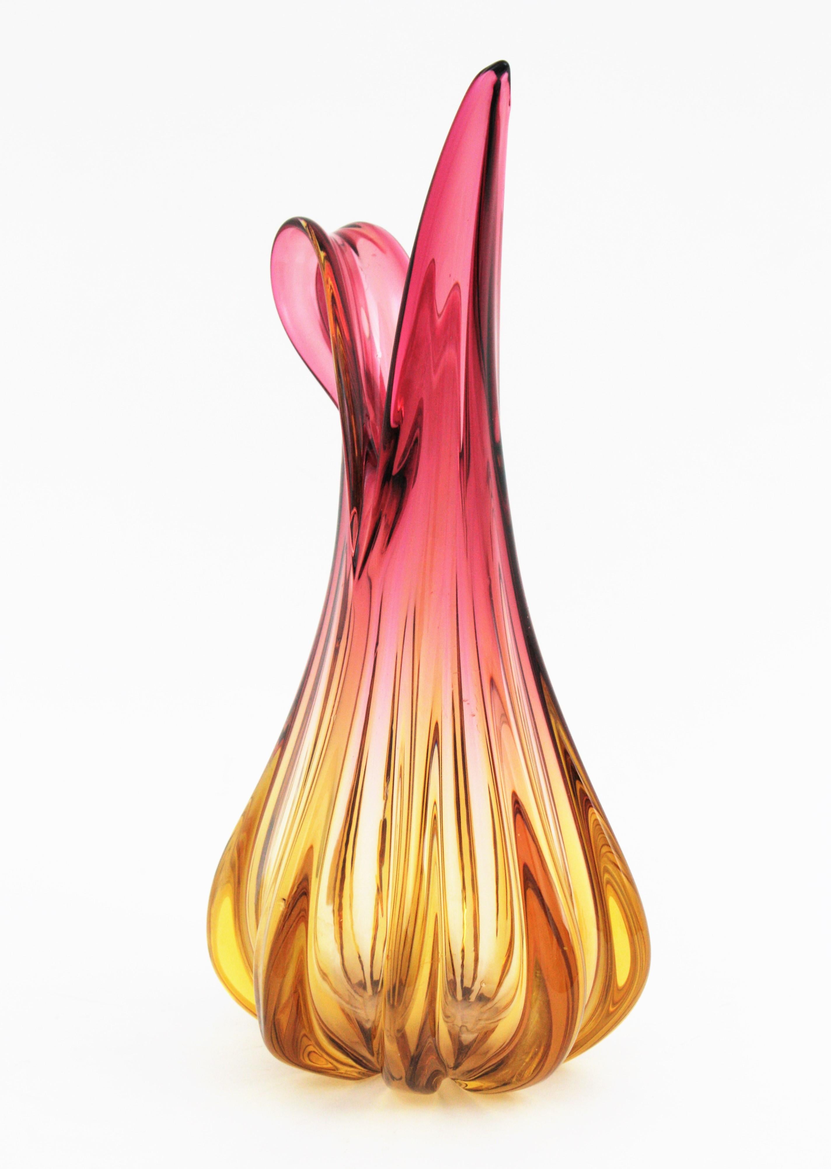Vase aus geripptem Murano-Kunstglas von Flavio Poli Seguso in Rosa mit Bernstein, 1950er Jahre (Handgefertigt) im Angebot