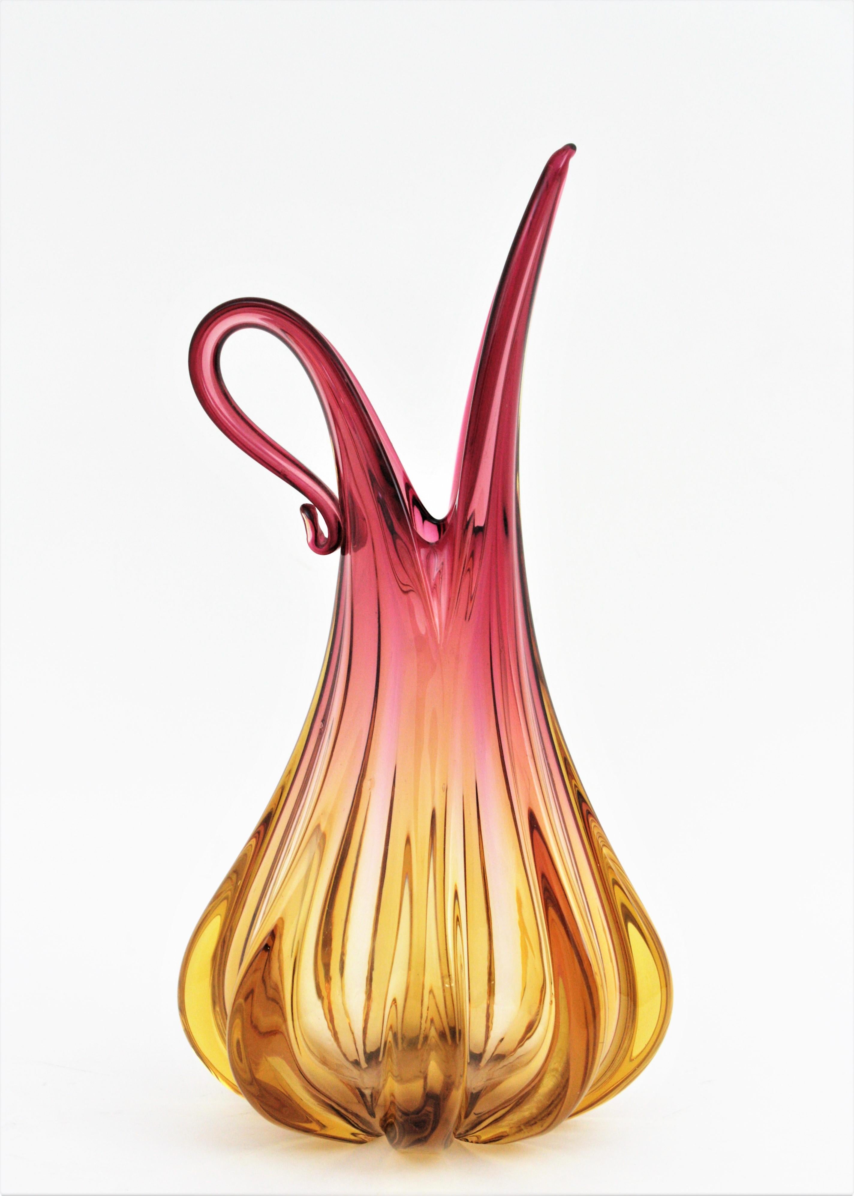 Vase aus geripptem Murano-Kunstglas von Flavio Poli Seguso in Rosa mit Bernstein, 1950er Jahre im Zustand „Gut“ im Angebot in Barcelona, ES