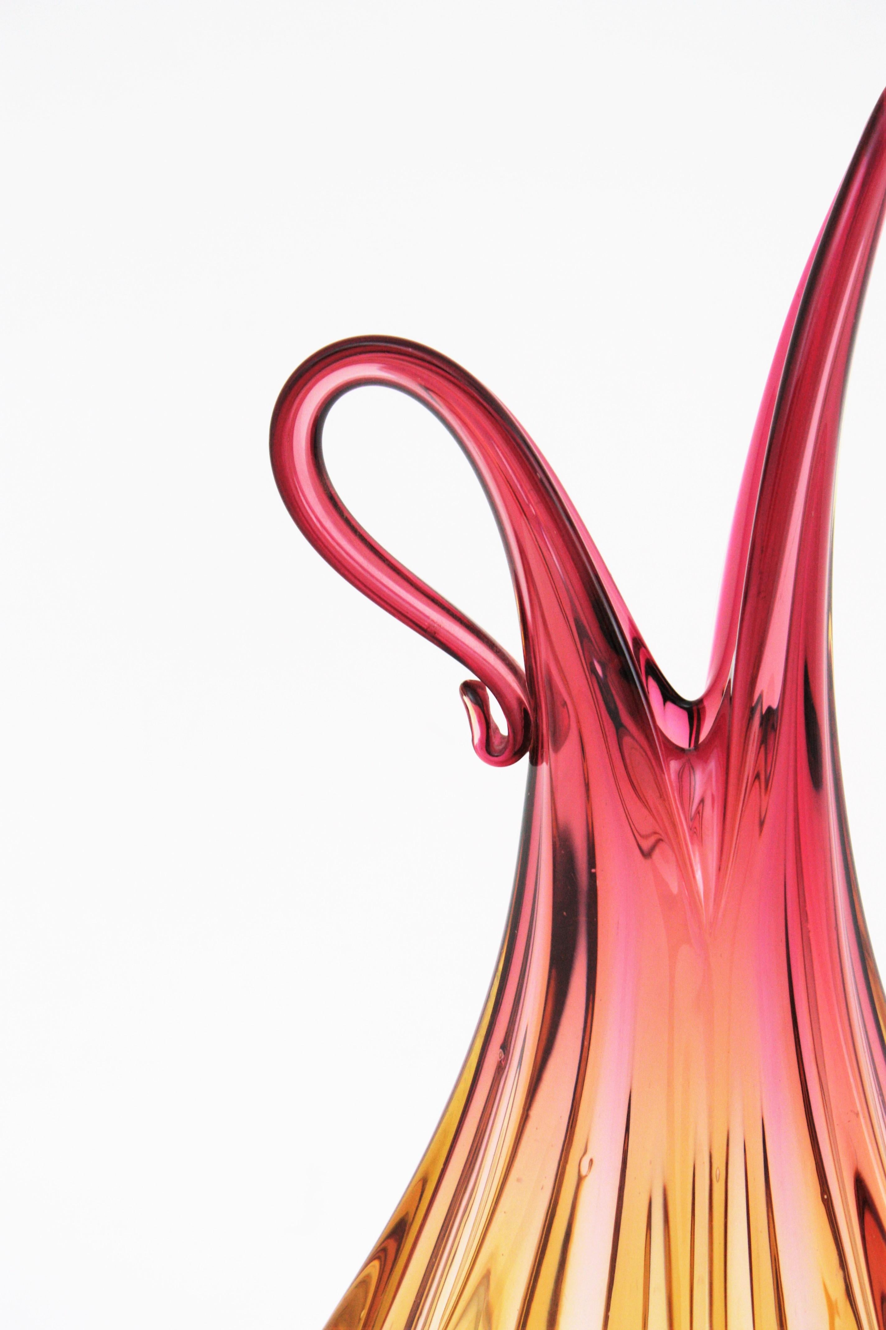 20ième siècle Vase en verre d'art Sommerso côtelé rose ambré de Murano de Flavio Poli Seguso, années 1950 en vente