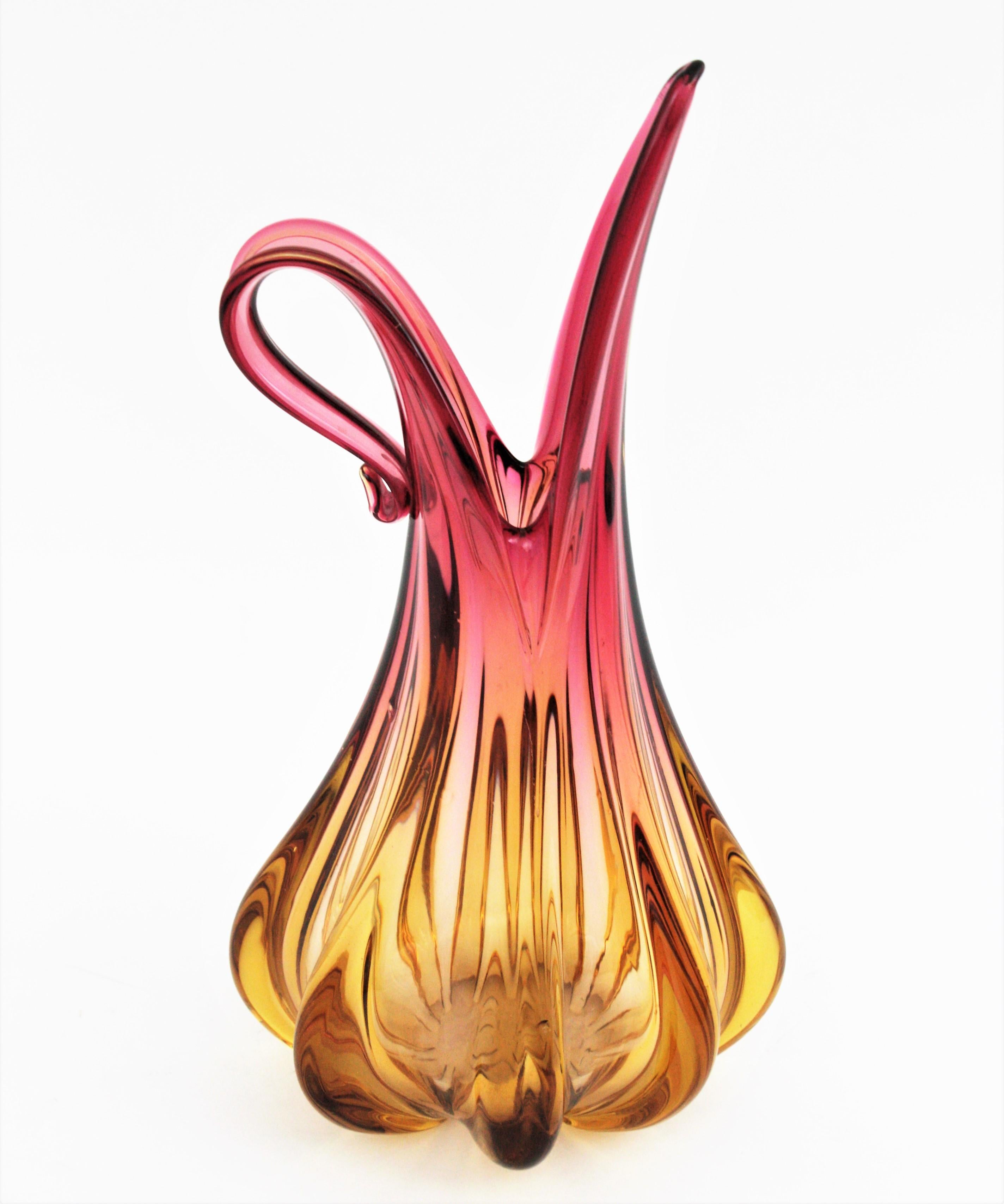Vase aus geripptem Murano-Kunstglas von Flavio Poli Seguso in Rosa mit Bernstein, 1950er Jahre (Glas) im Angebot
