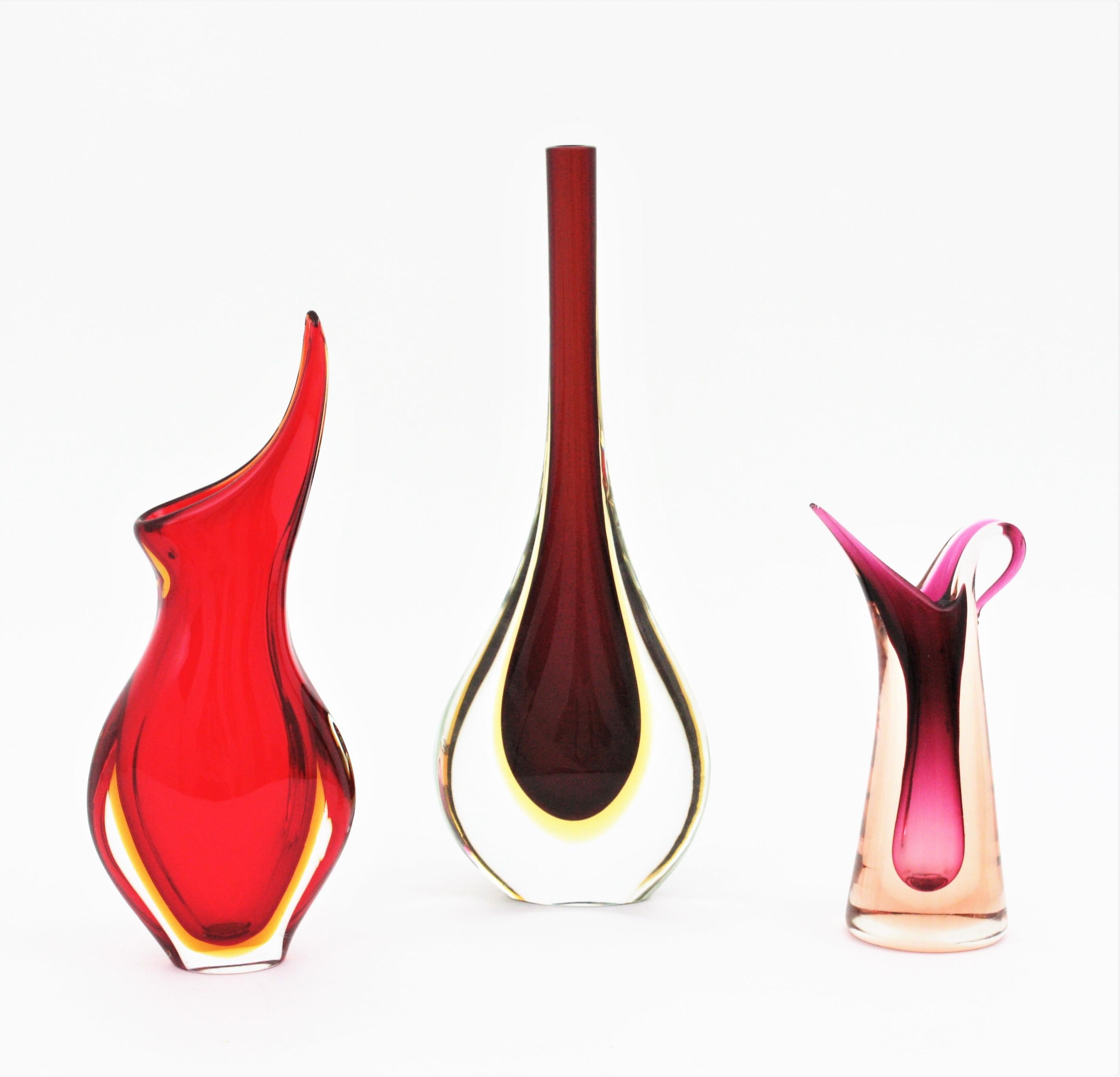 Magnifique vase en verre de Murano soufflé à la main, de couleur rouge et jaune. Conçu par Flavio Poli et fabriqué par Seguso Vetri d'Arte. Italie, années 1950.
Verre rouge avec une couche de verre jaune encastrée dans du verre clair selon la