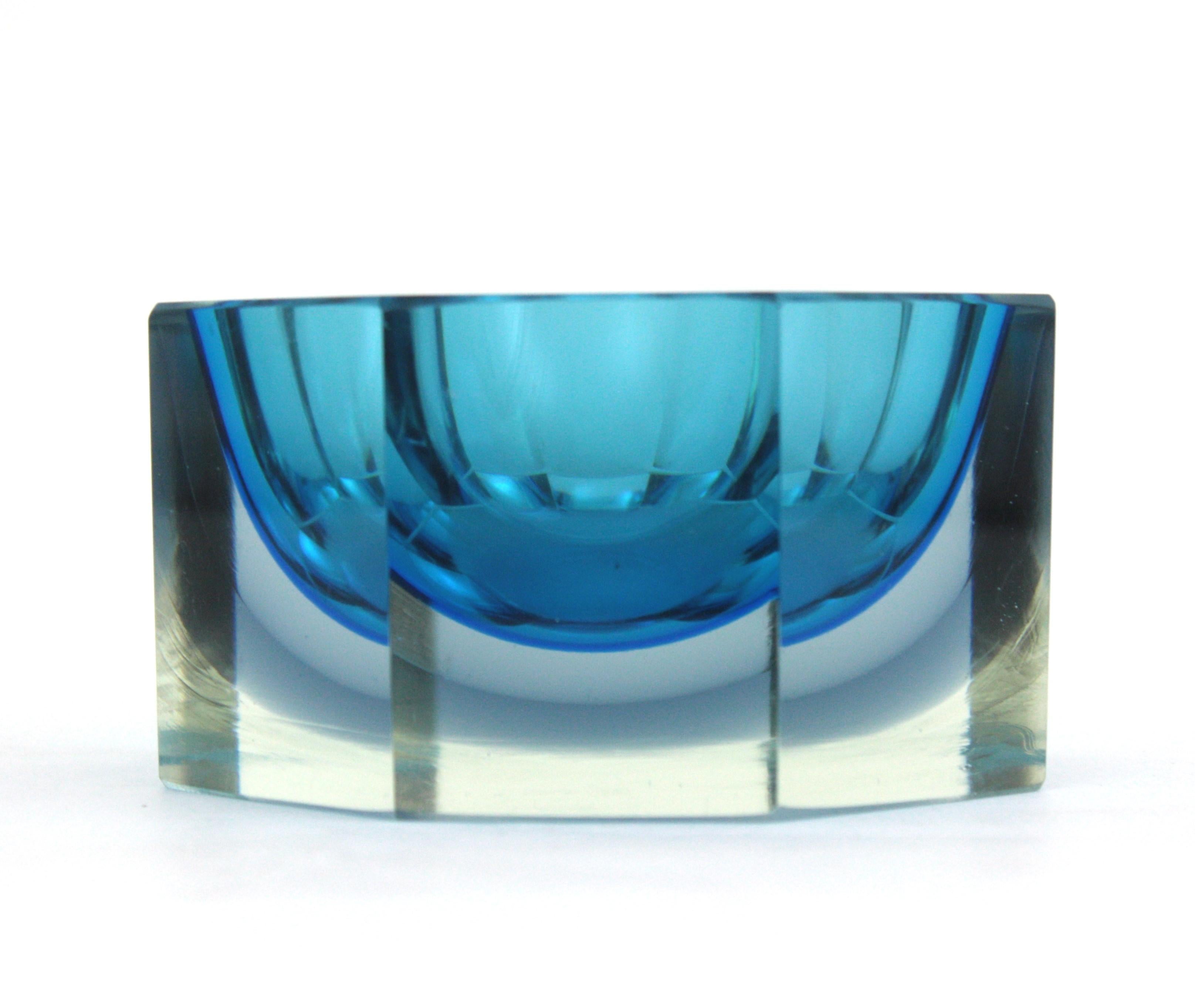 Flavio Poli Seguso Murano Sommerso Blue & Clear Faceted Art Glass Bowl For Sale 4
