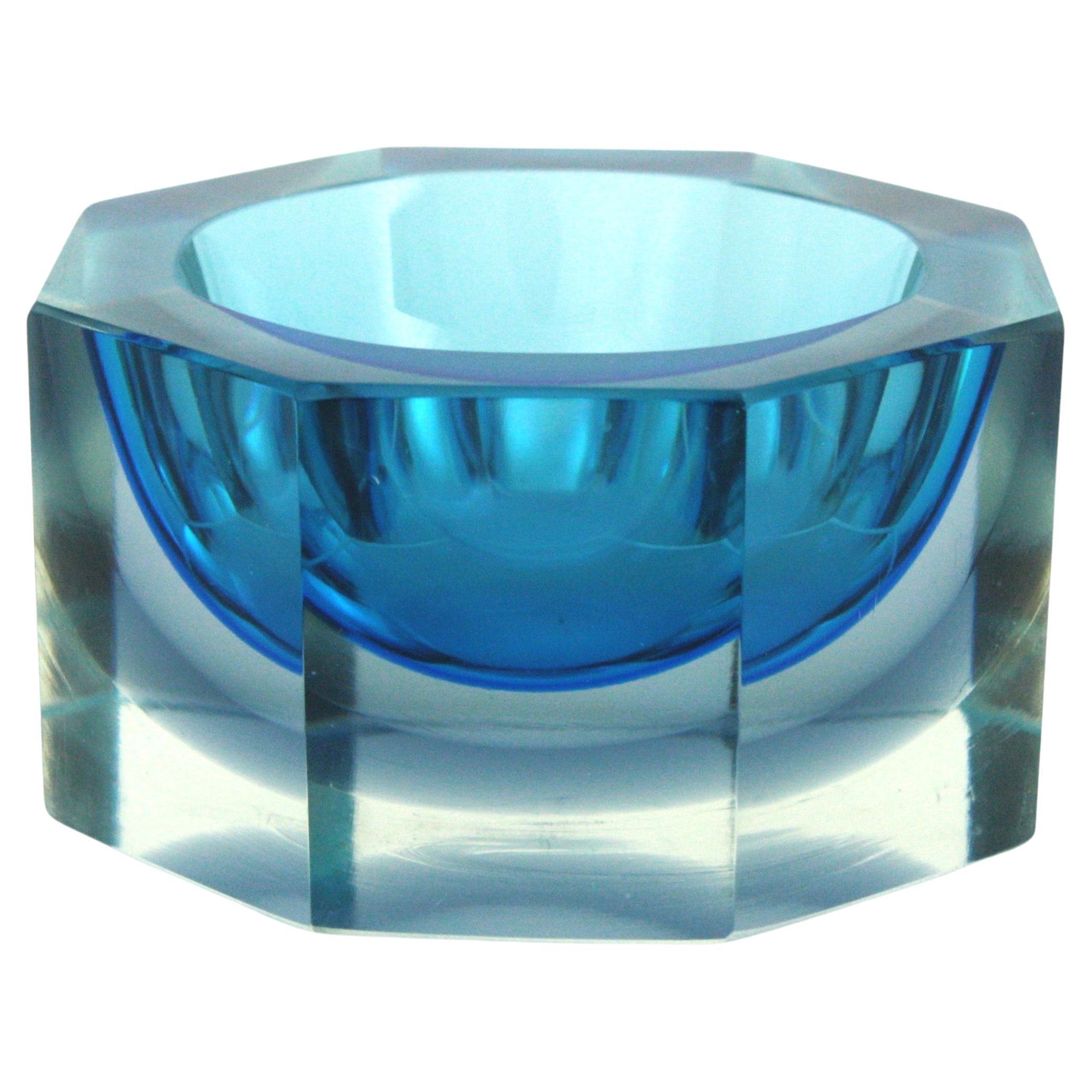 Faceted sommerso bowl, blue, clear murano glass, Flavio poli. Italy, 1950s.
Eye-catching eight sided blue and clear block cut faceted bowl or ashtray. Attributed to Flavio Poli.
Blue glass with a layer of darker glass cased into clear glass using