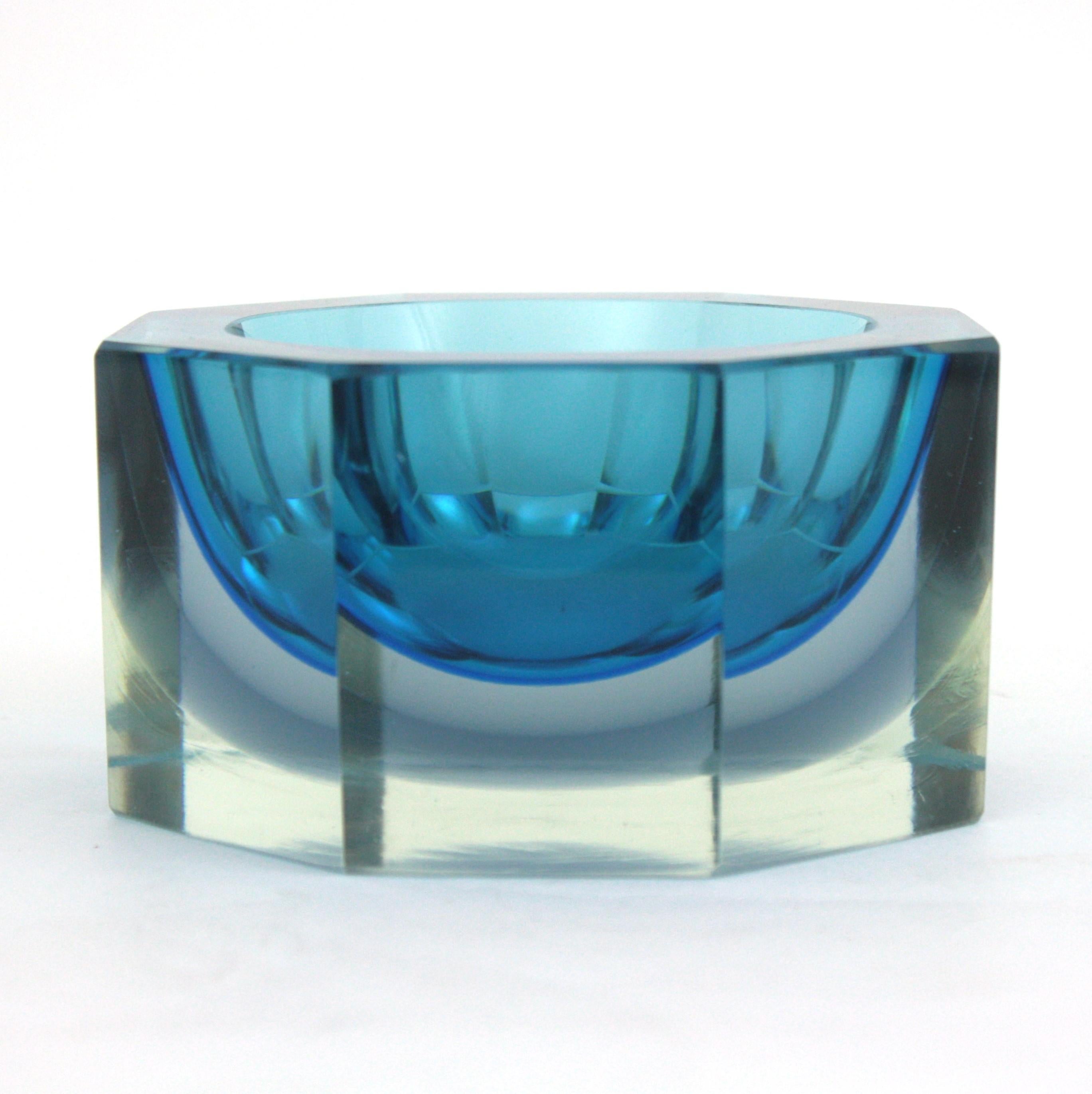 Flavio Poli Seguso Murano Sommerso Blue & Clear Faceted Art Glass Bowl For Sale 2