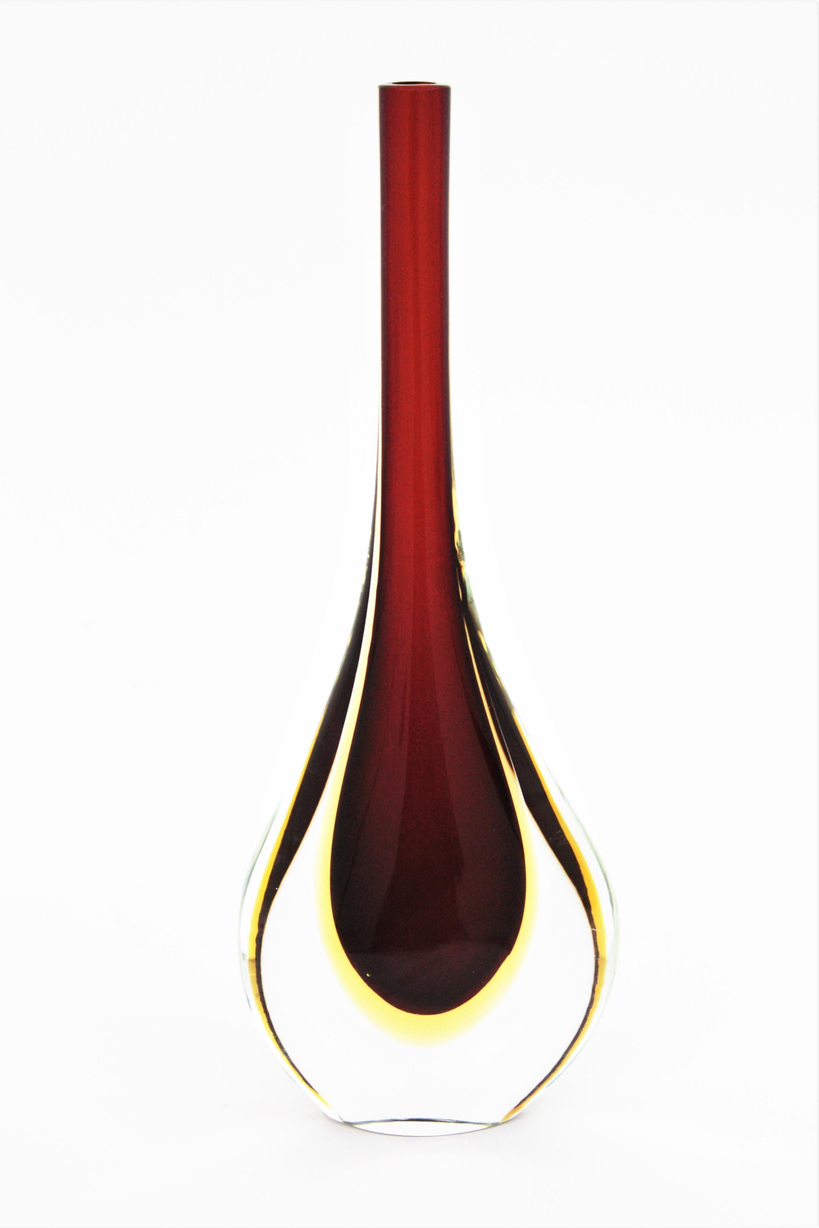 Italiano Flavio Poli Seguso Murano Glass Sommerso rosso, giallo e trasparente Vaso alto a goccia in vendita