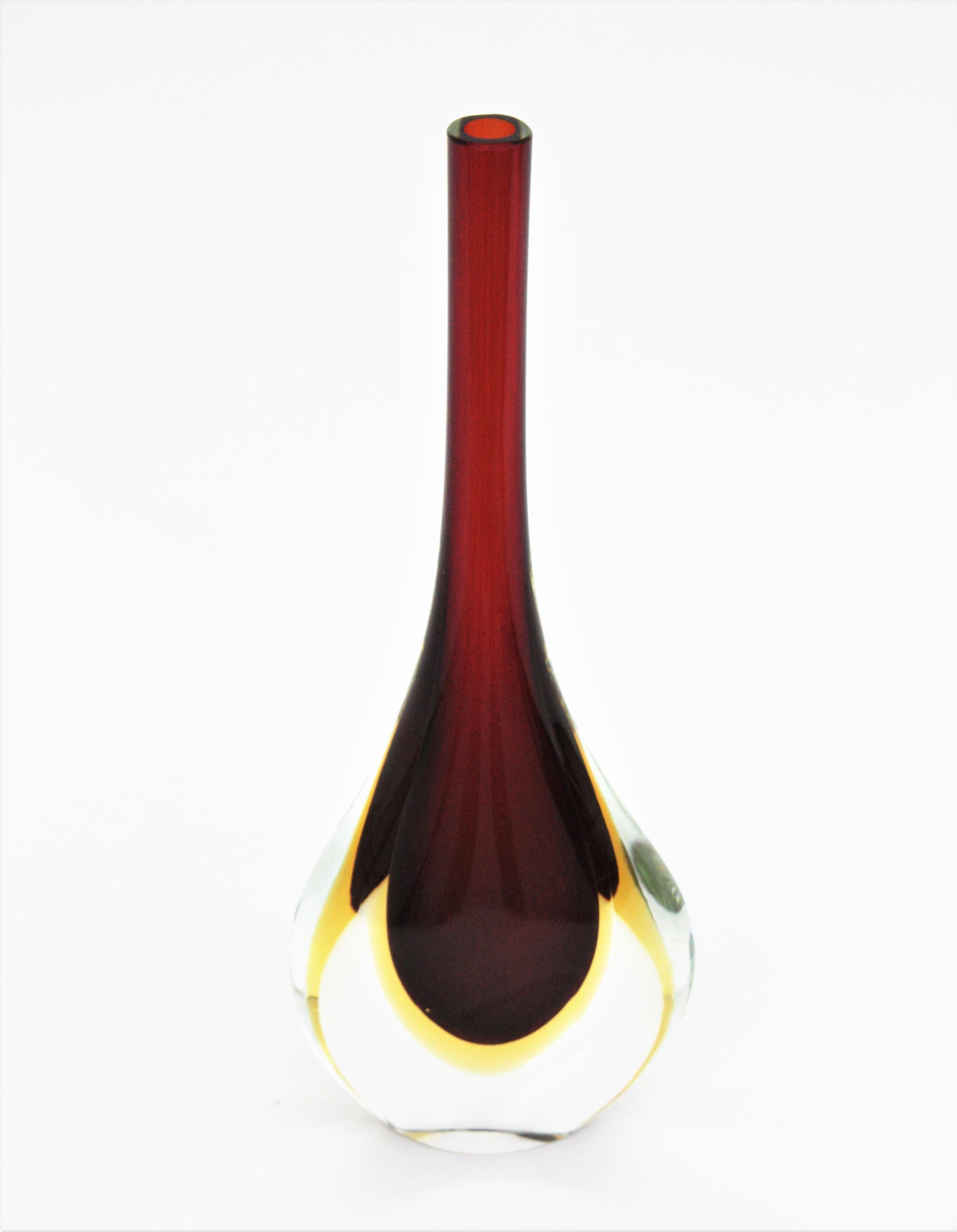 20ième siècle Flavio Seguso Murano Sommerso Vase en verre rouge, jaune et transparent avec goutte d'eau en vente
