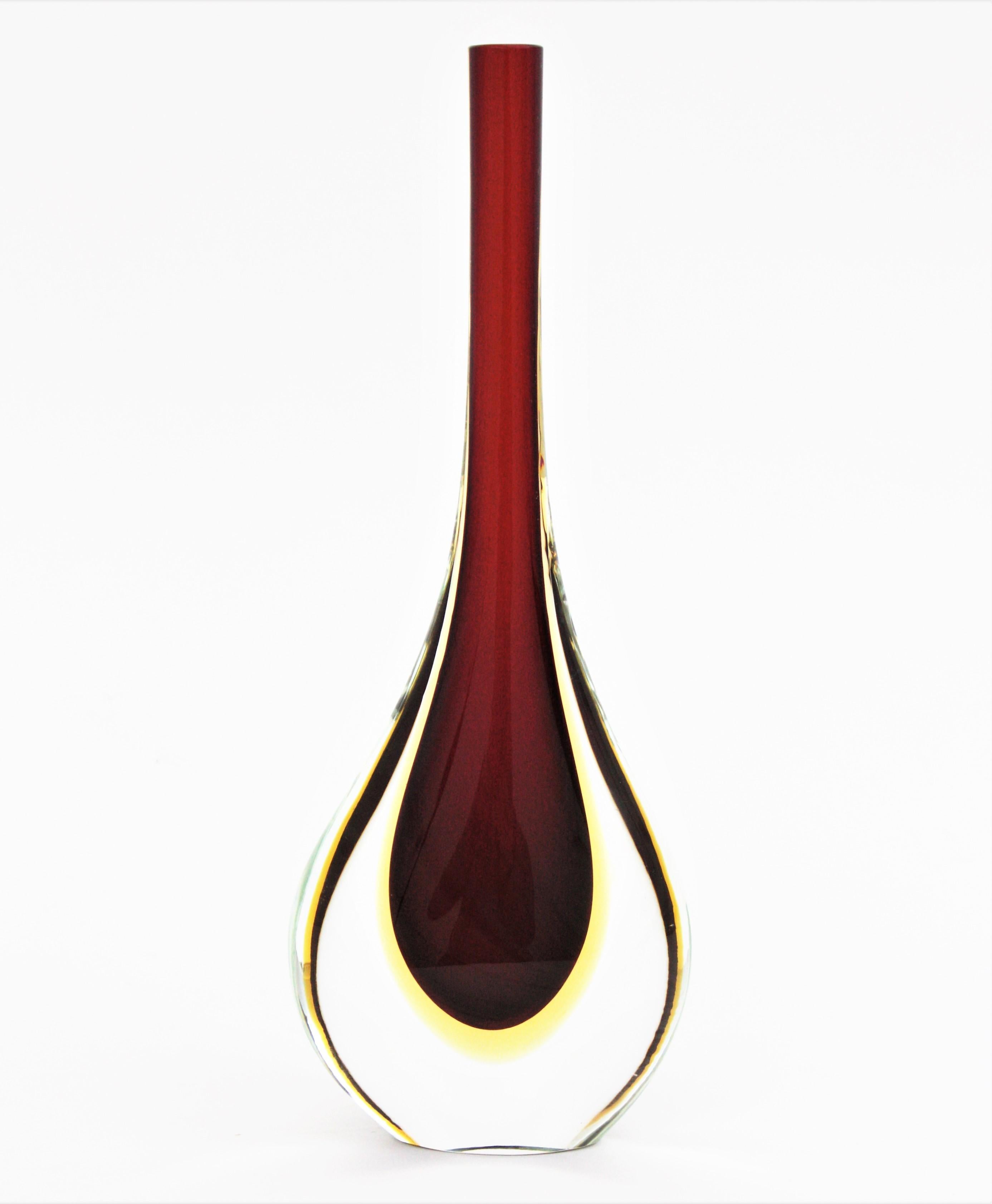 Vetro Flavio Poli Seguso Murano Glass Sommerso rosso, giallo e trasparente Vaso alto a goccia in vendita
