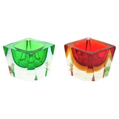 Lot de deux coupes en verre facetté « sommerso » rouge et vert de Flavio Poli Seguso, années 1950