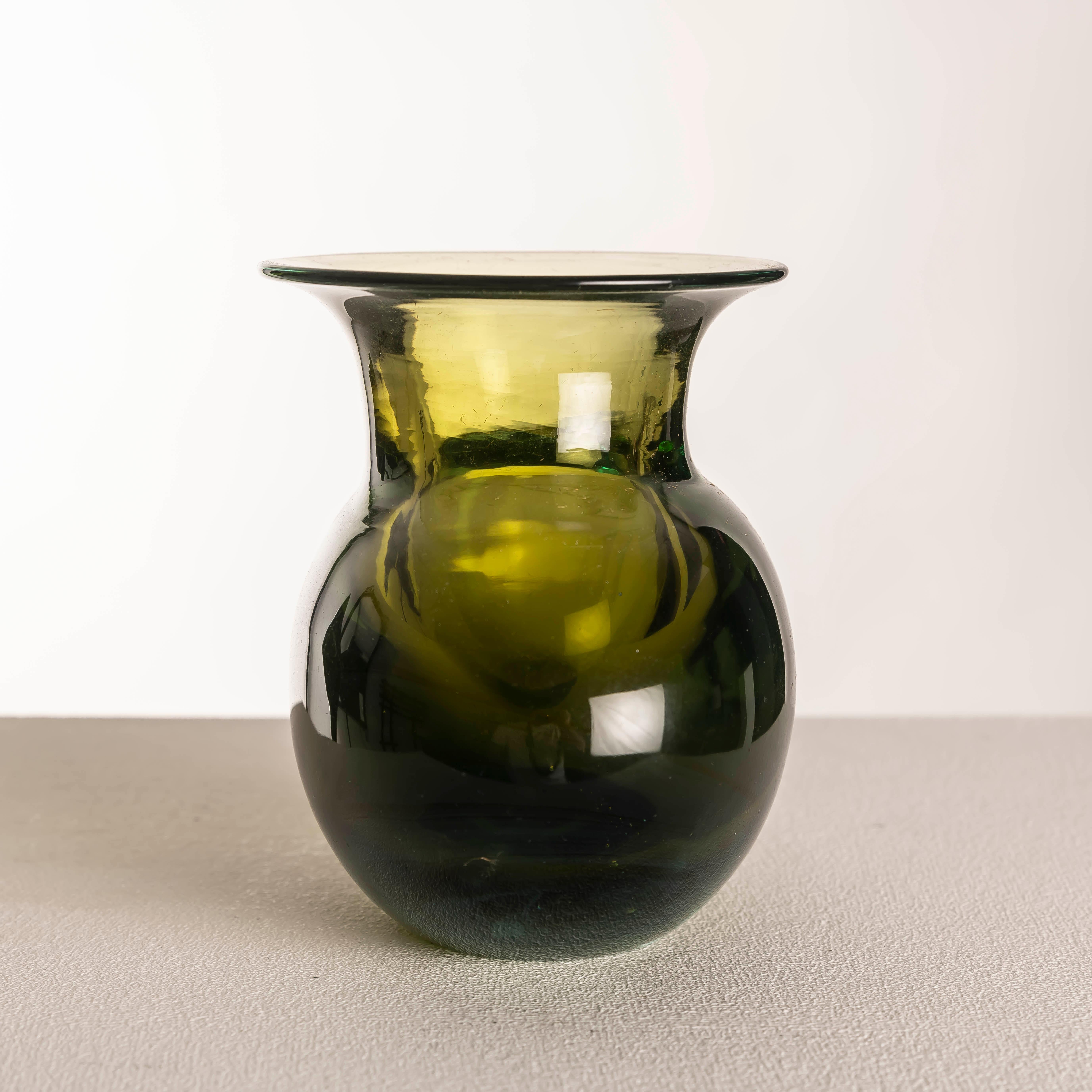 Flavio Poli Seguso Vetri d’Arte, Bean-Shaped Submerged Glass Vase, Murano 1950s In Good Condition For Sale In BARCELONA, ES