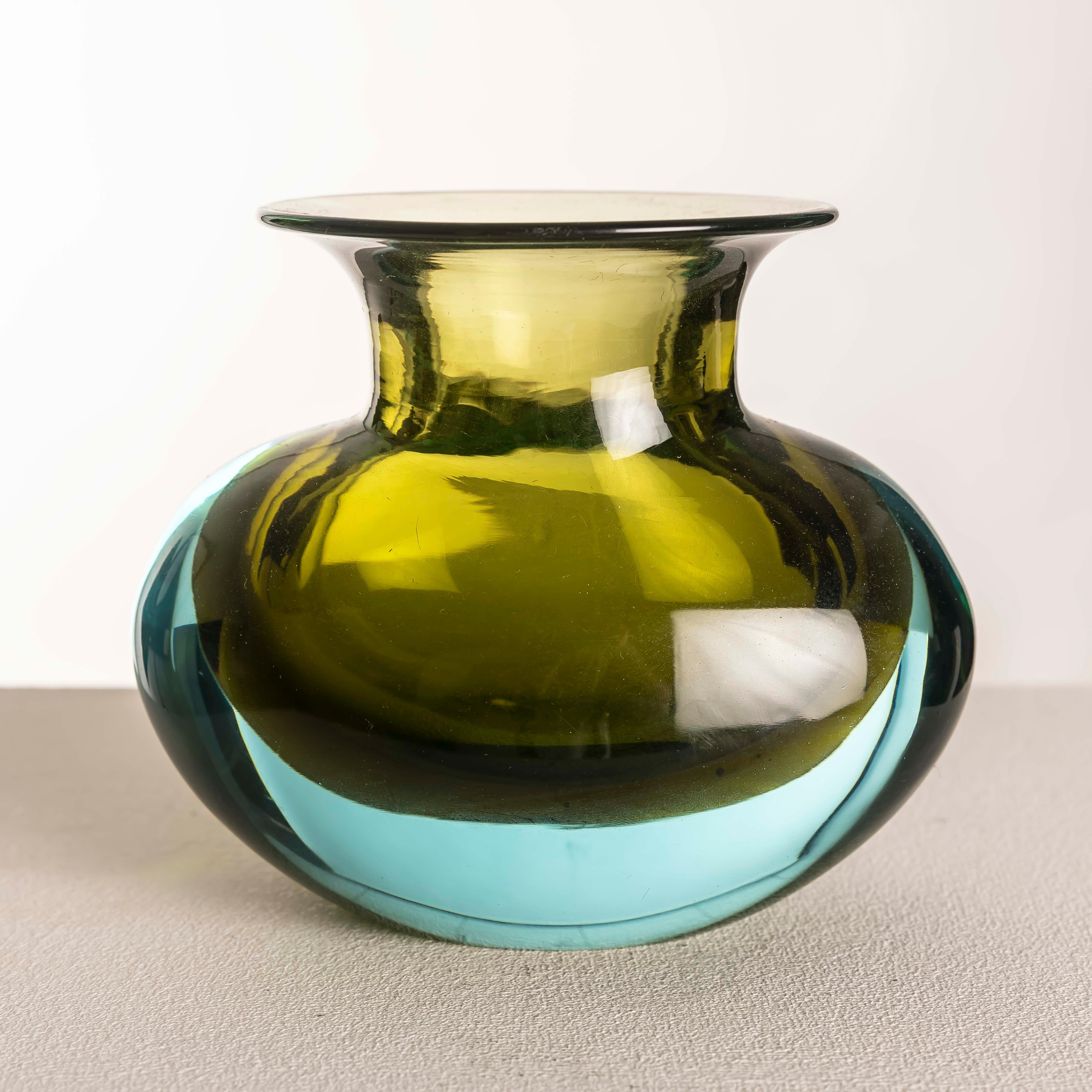 Flavio Poli Seguso Vetri d’Arte, Bean-Shaped Submerged Glass Vase, Murano 1950s For Sale 2