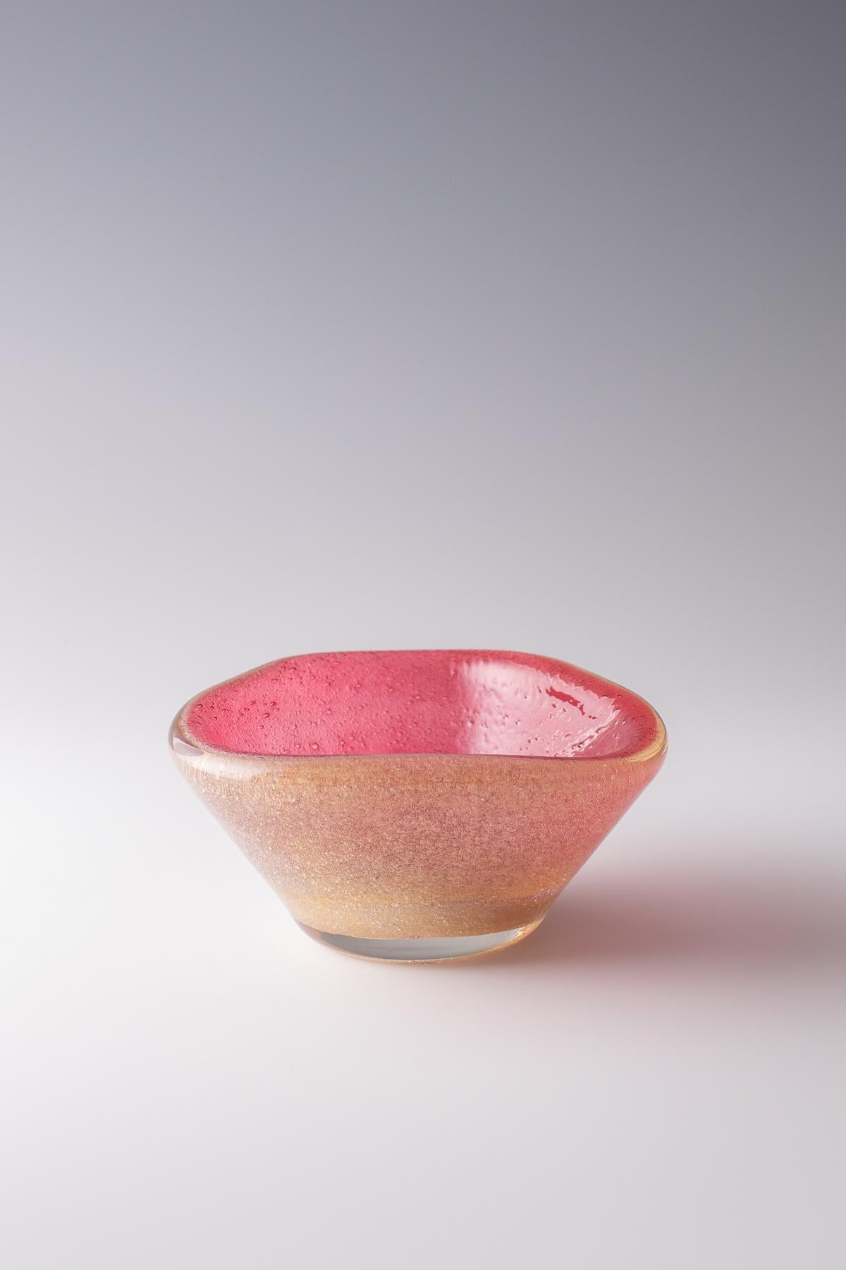Flavio Poli, Seguso vetri d'arte. Bowl 1940

A triangular bowl, circa 1940.
Ruby pulegose glass and gold leaf.
Cm 8 (h) x 16 x 16.

Very good condition


