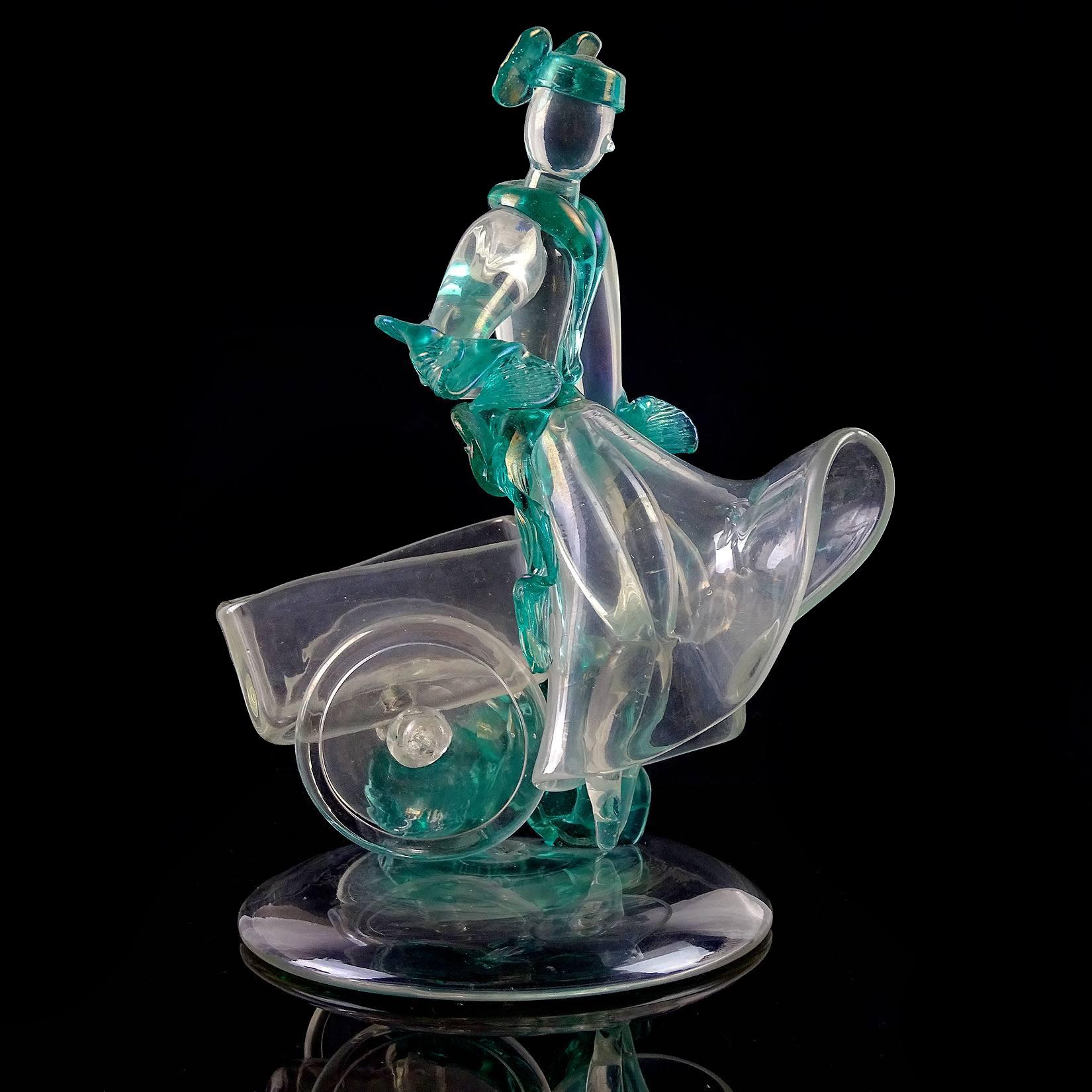 Seltene und schöne antike Murano mundgeblasen klar und grün schillernde italienische Kunstglas Frau Figur / Skulptur, sitzt auf einem Wagen. Dokumentiert für den Designer Flavio Poli für die Firma Seguso Vetri d'Arte, ca. 1930er Jahre. Ihr Kleid und