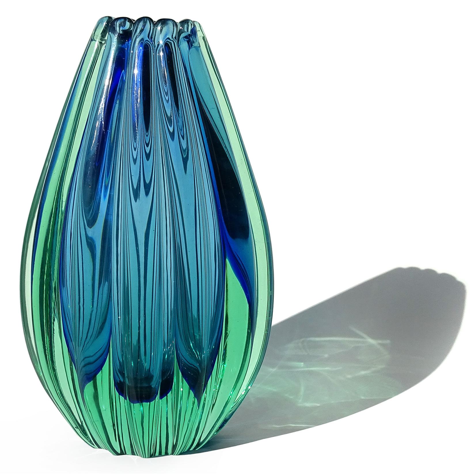 Bellissimo vaso di Murano Glass Sommerso soffiato a mano, verde e blu, in vetro artistico italiano. Documentato al designer Flavio Poli per Seguso Vetri D' Art, modello 12024, circa 1958. Il pezzo ha una superficie rigata ed è realizzato in vetro