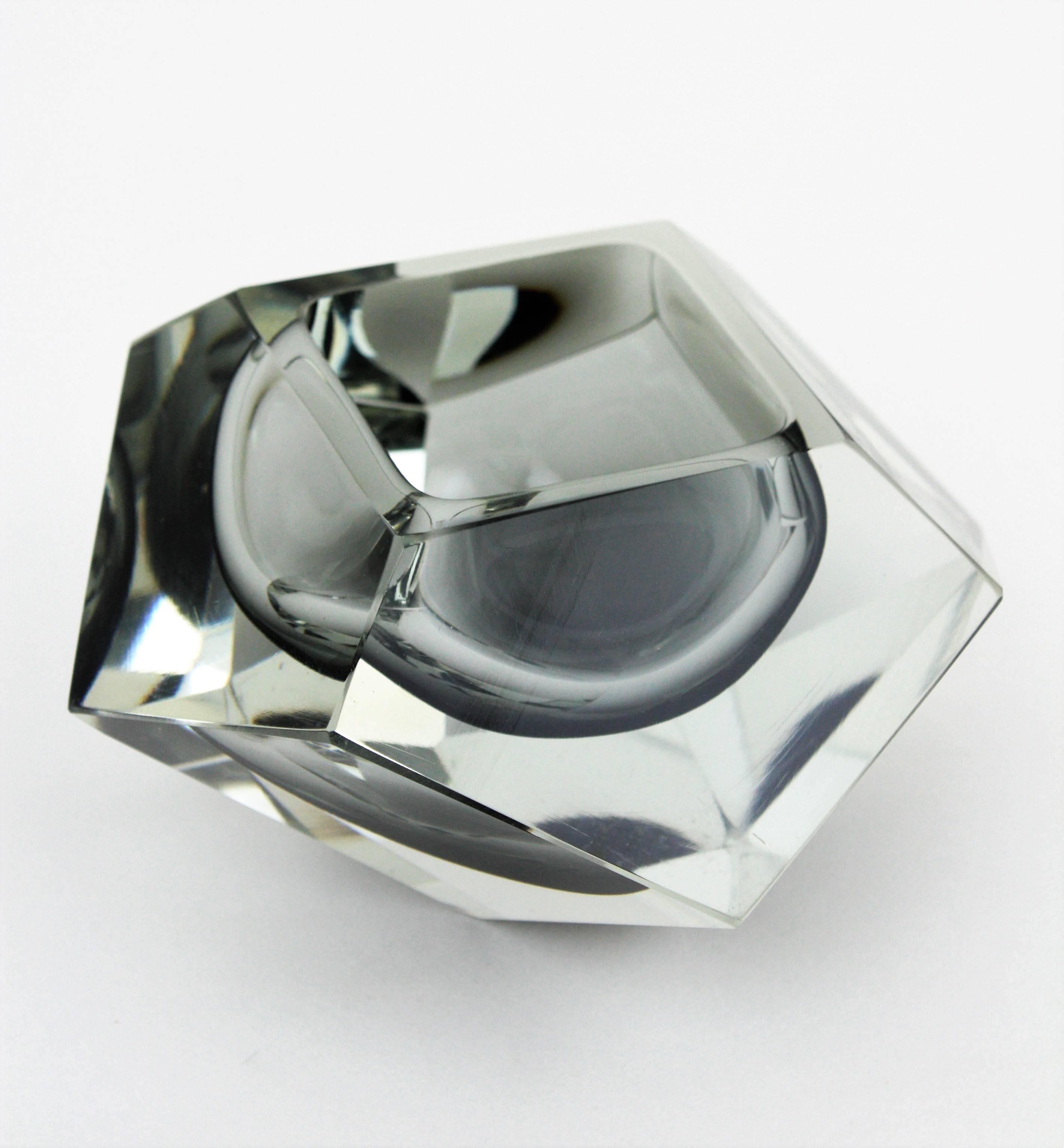Unusual giant sized 12 faces faceted Flavio Poli Sommerso Murano glass bowl in grey color cased into clear glass. Amazing shape and heavy piece in excellent condition. Useful as candy bowl, jewelry bowl, ashtray or paperweight,
Italy, 1950s.

 