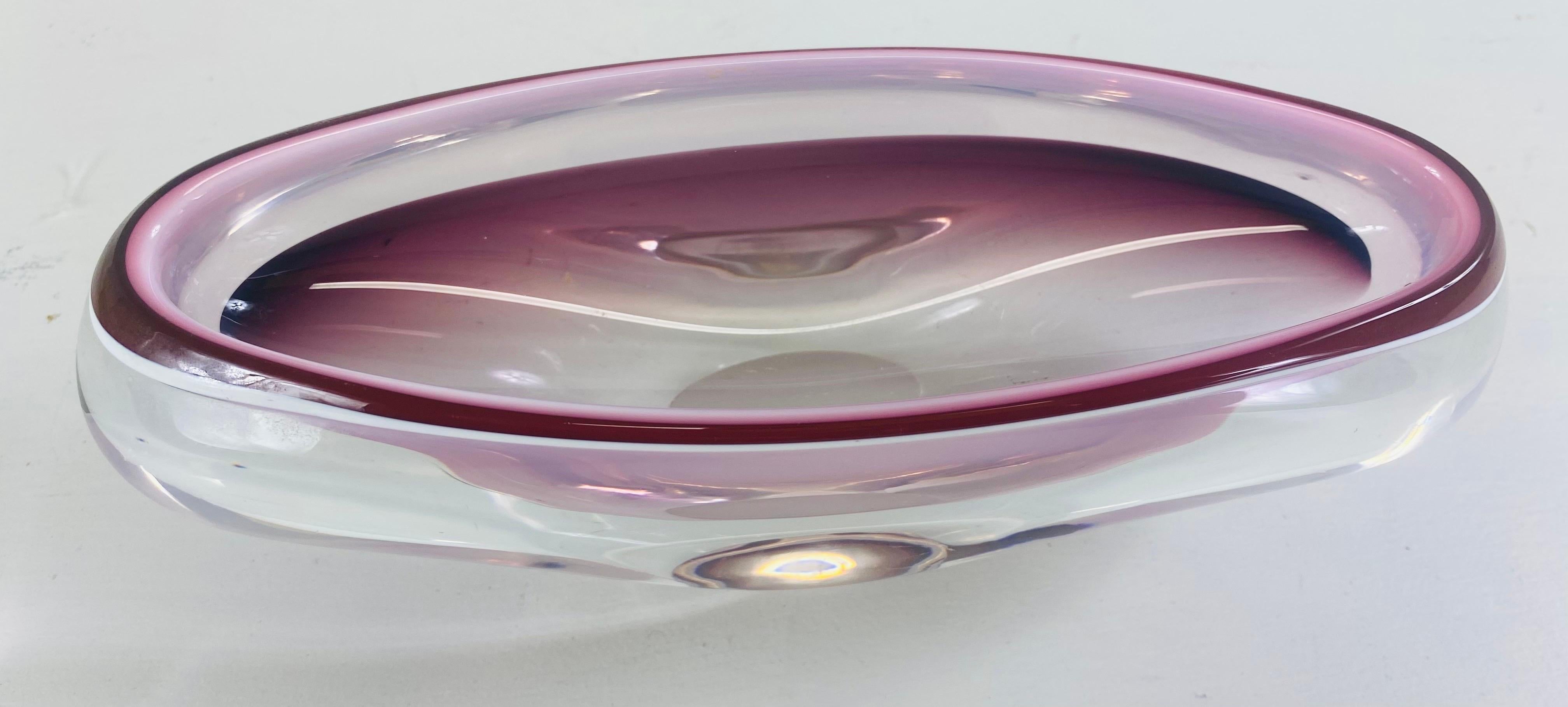 Dies ist eine mundgeblasene Kunstglasschale aus Murano Italien. Diese Schale ist in zarten Lavendel-, Pflaumen- und Cremetönen gehalten und in Klarglas eingefasst. Diese dicke, schwere Schale wurde von Flavio Poli in Murano Italien ca.. 1970.