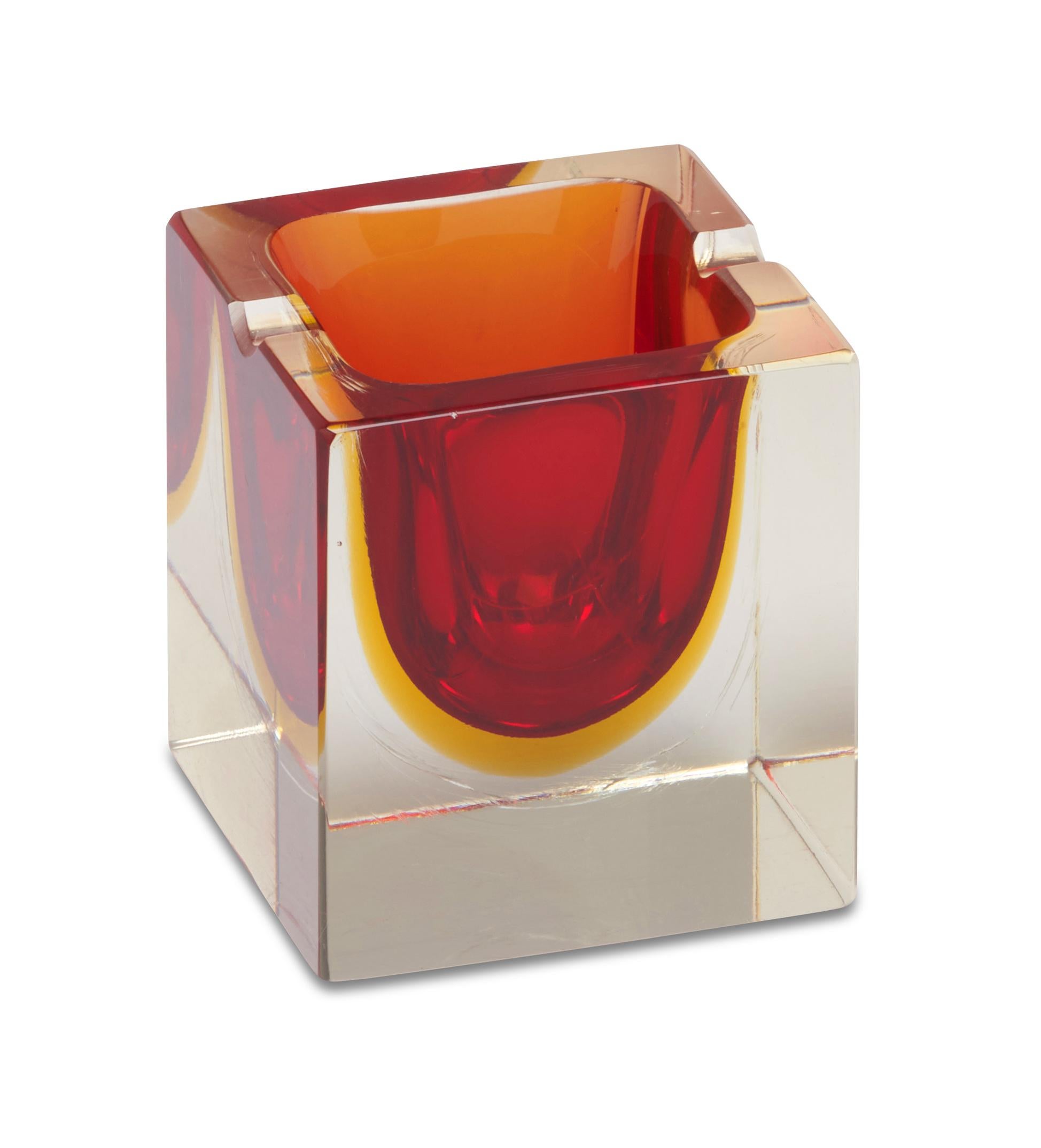 Flavio Poli (1900-1984) war ein italienischer Glasdesigner, der für seine meisterhaften Vasen und Lampen bekannt war. Seine untergetauchten Glaskörper, die durch Überlagerung von transparenten Farben und Texturen entstanden, wurden später mit dem