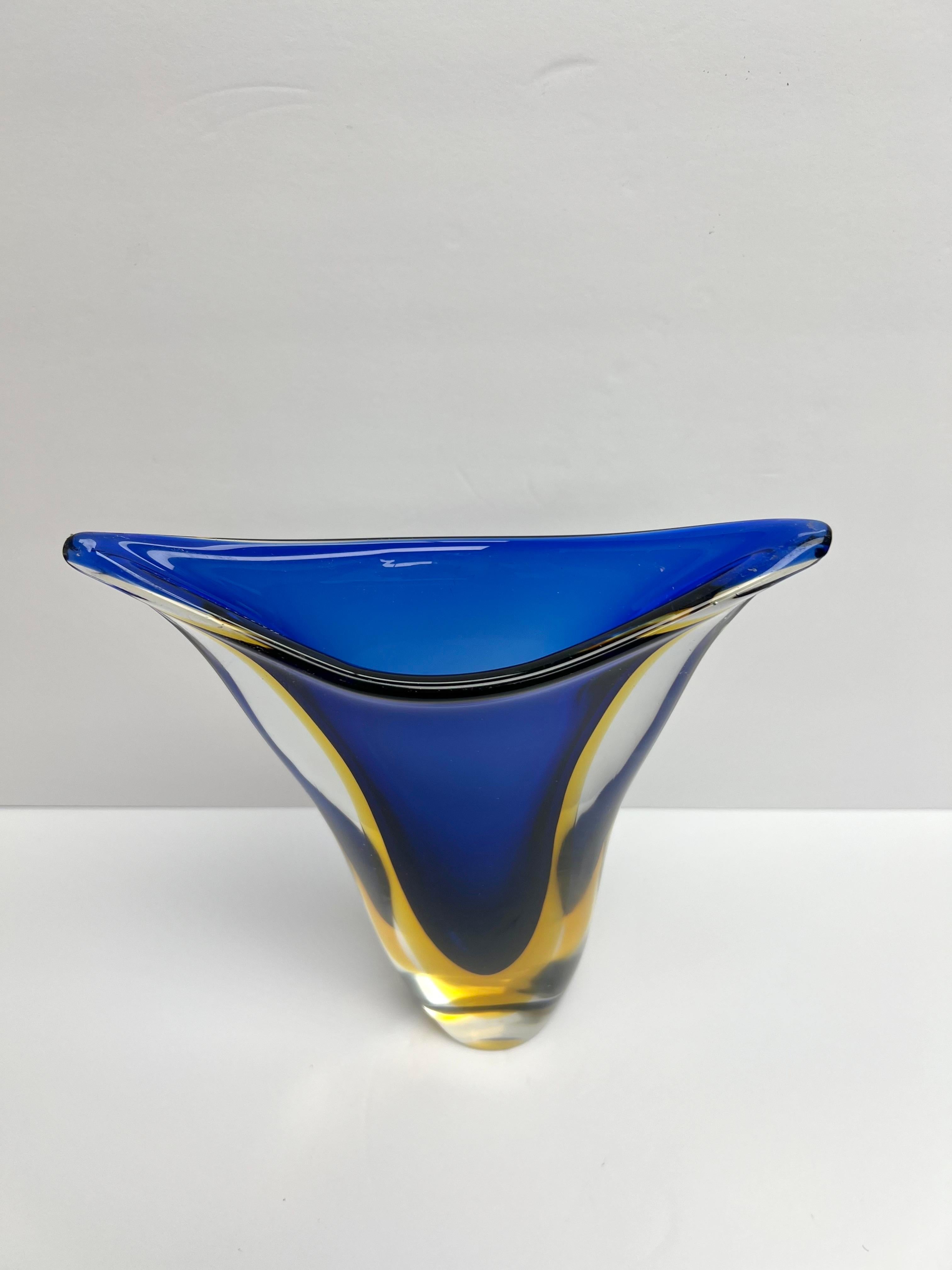 italien Vase Flavio Poli Sommerso bleu et jaune en vente