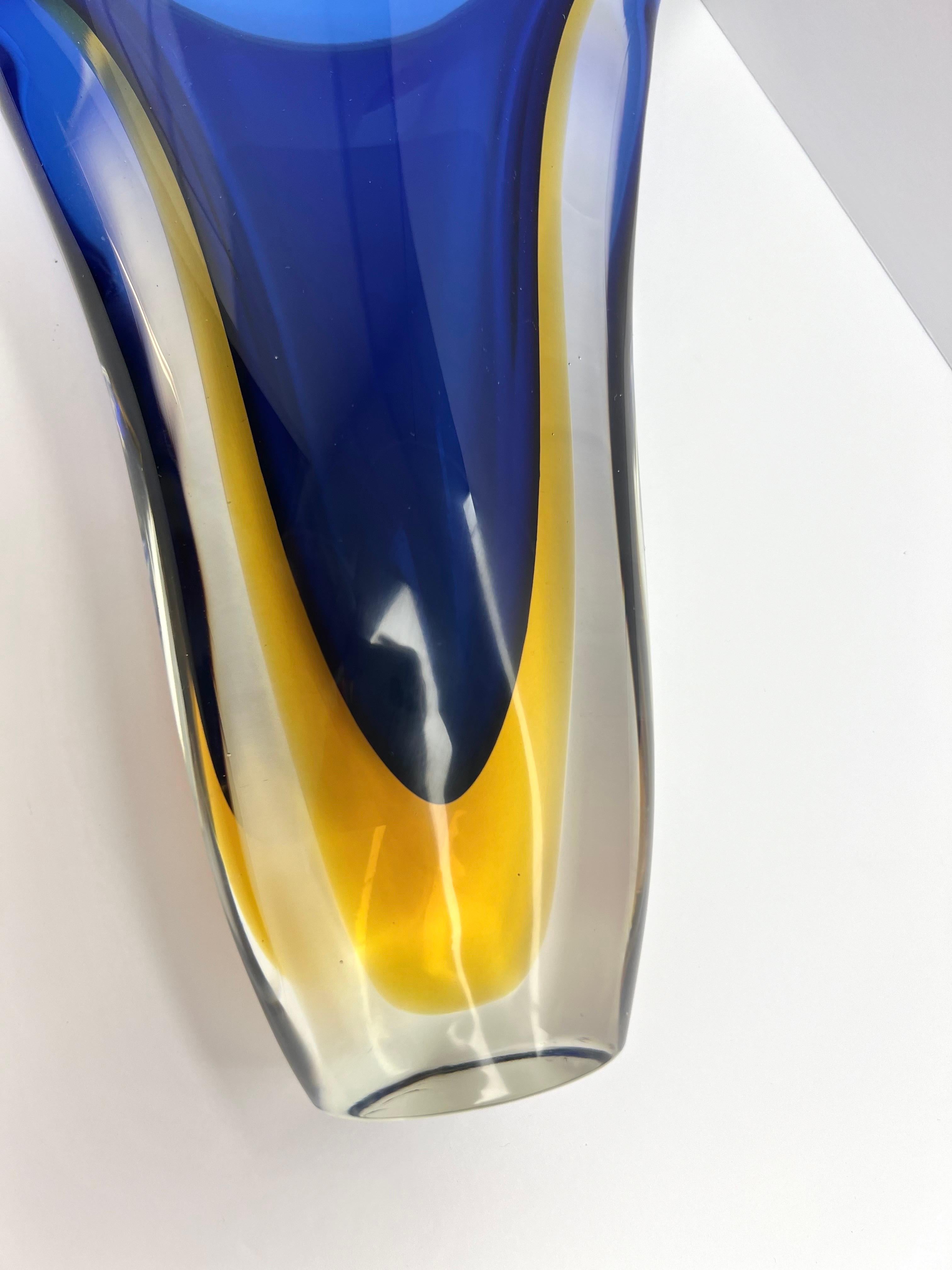 Milieu du XXe siècle Vase Flavio Poli Sommerso bleu et jaune en vente