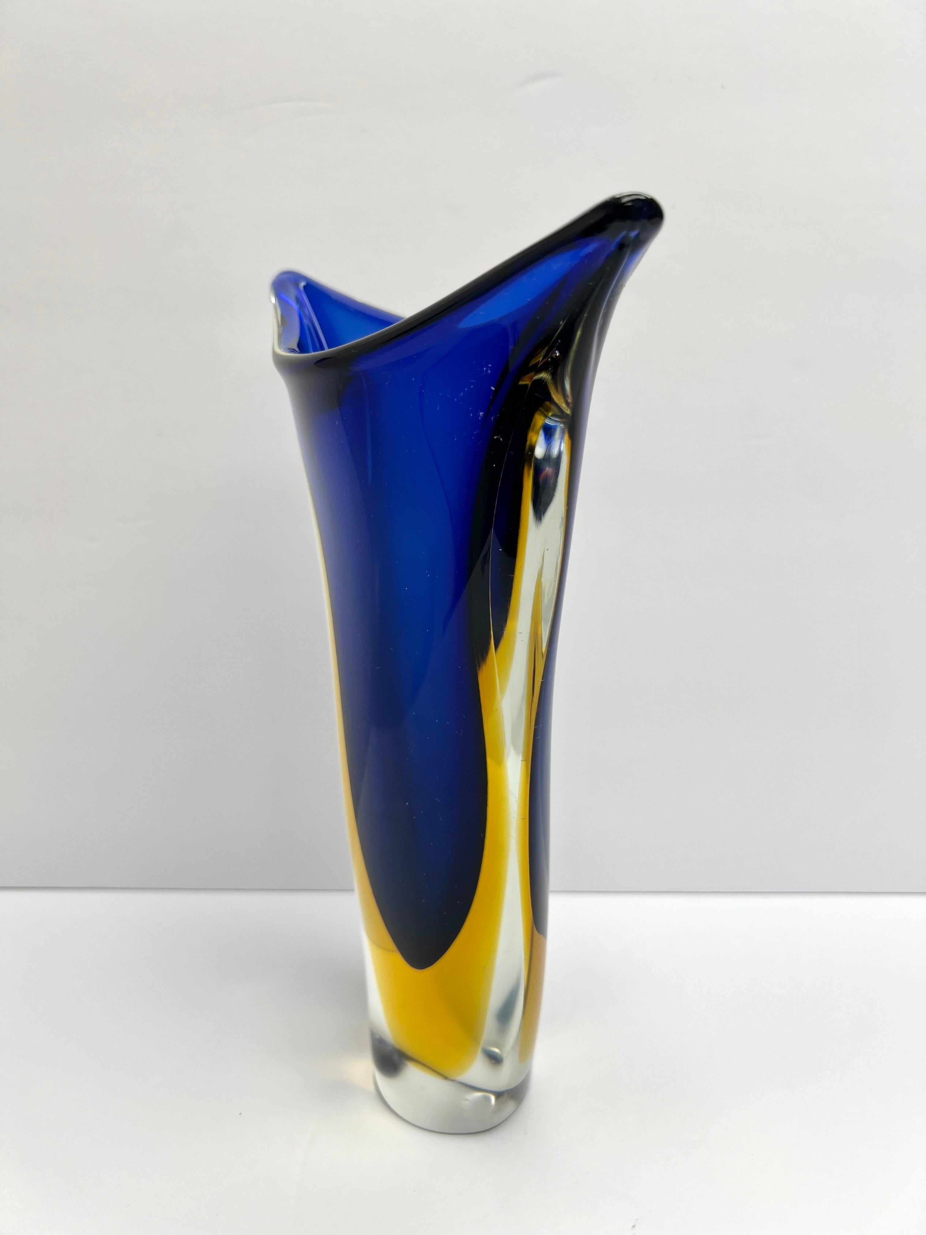 Vase Flavio Poli Sommerso bleu et jaune en vente 1