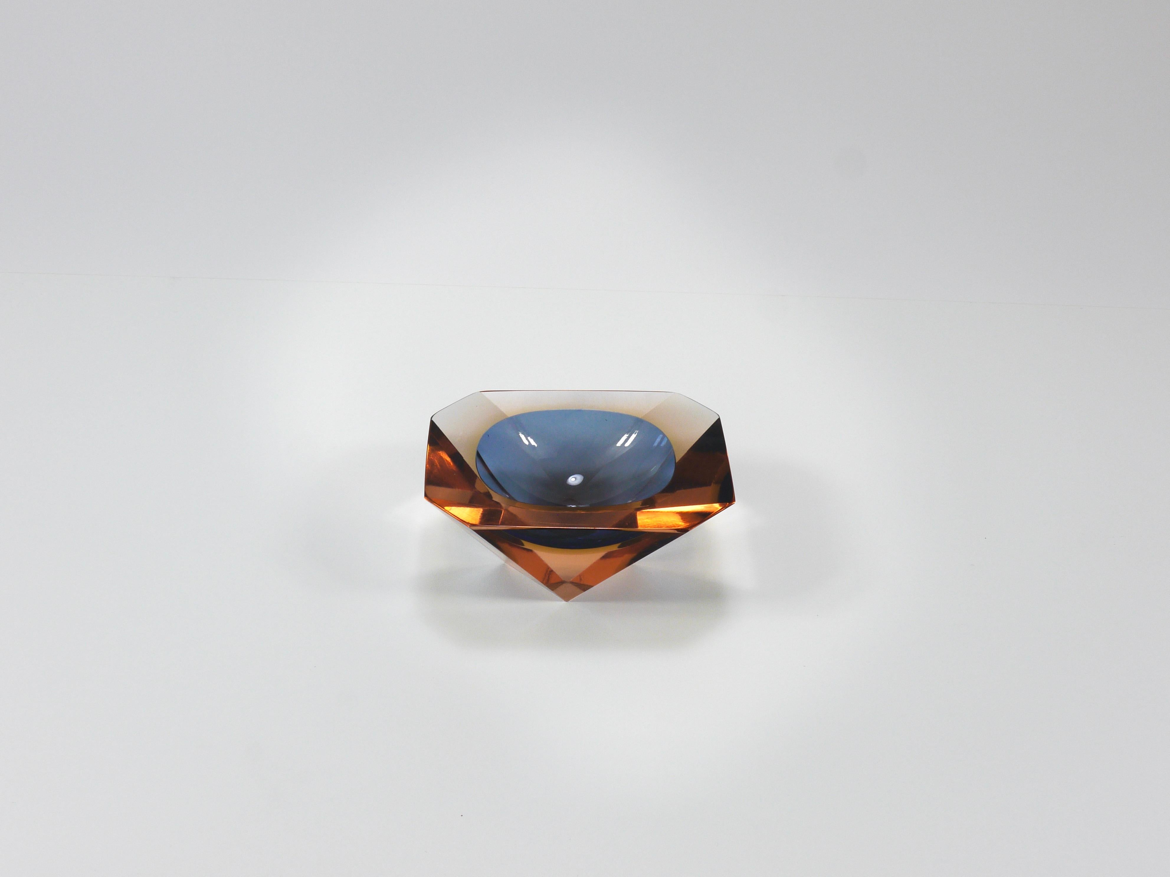 Impresionante cuenco de cristal artístico de Murano con técnica Sommerso de la década de 1960, diseñado por Flavio Poli y soplado a mano por Seguso Vetri d'Arte en Italia. Esta hermosa pieza facetada, hexagonal y con forma de diamante tiene los