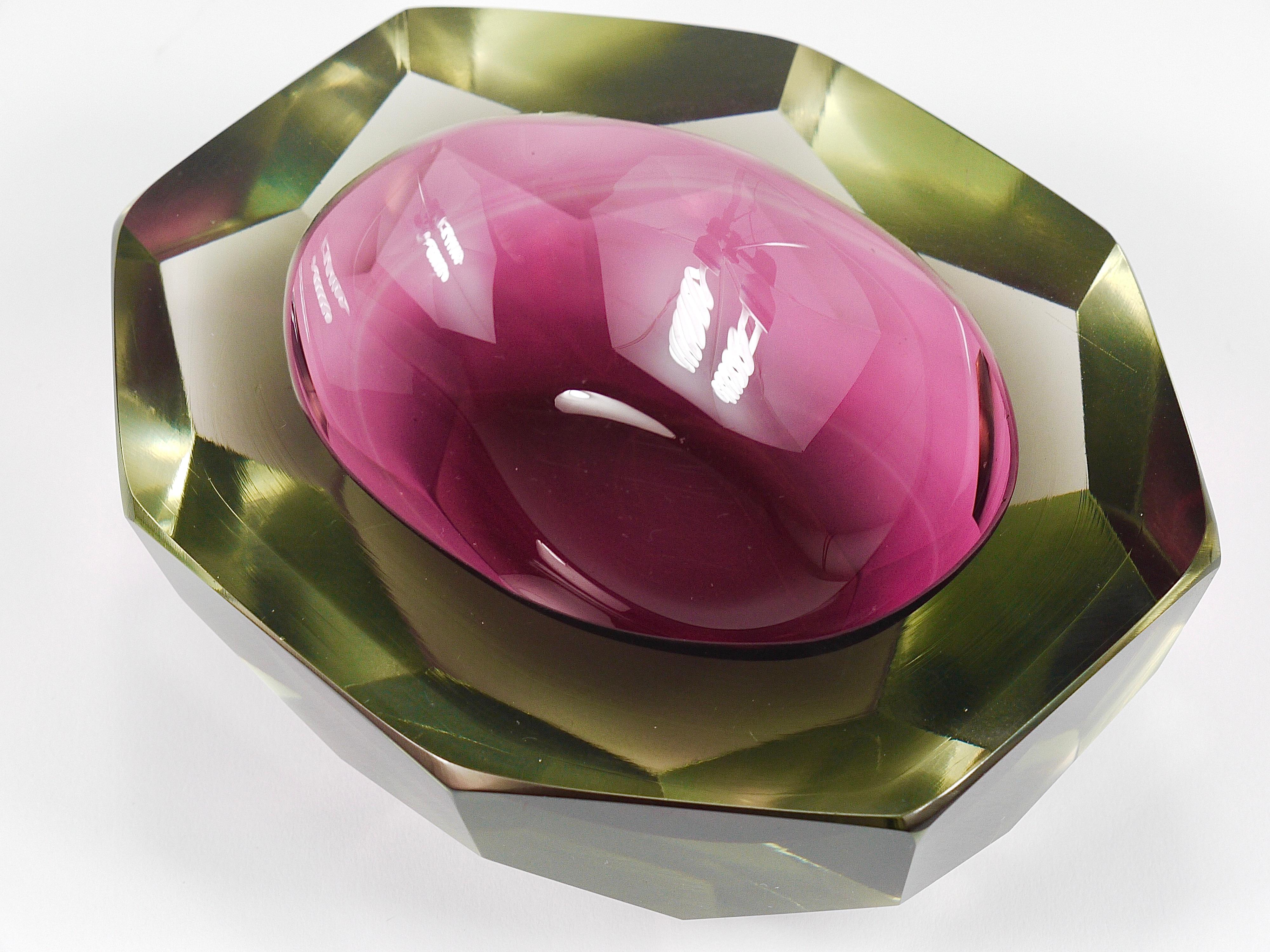 Impresionante cuenco de cristal artístico de Murano con técnica Sommerso de la década de 1960, diseñado por Flavio Poli y soplado a mano por Seguso Vetri d'Arte en Italia. Esta hermosa pieza facetada, hexagonal y con forma de diamante tiene los