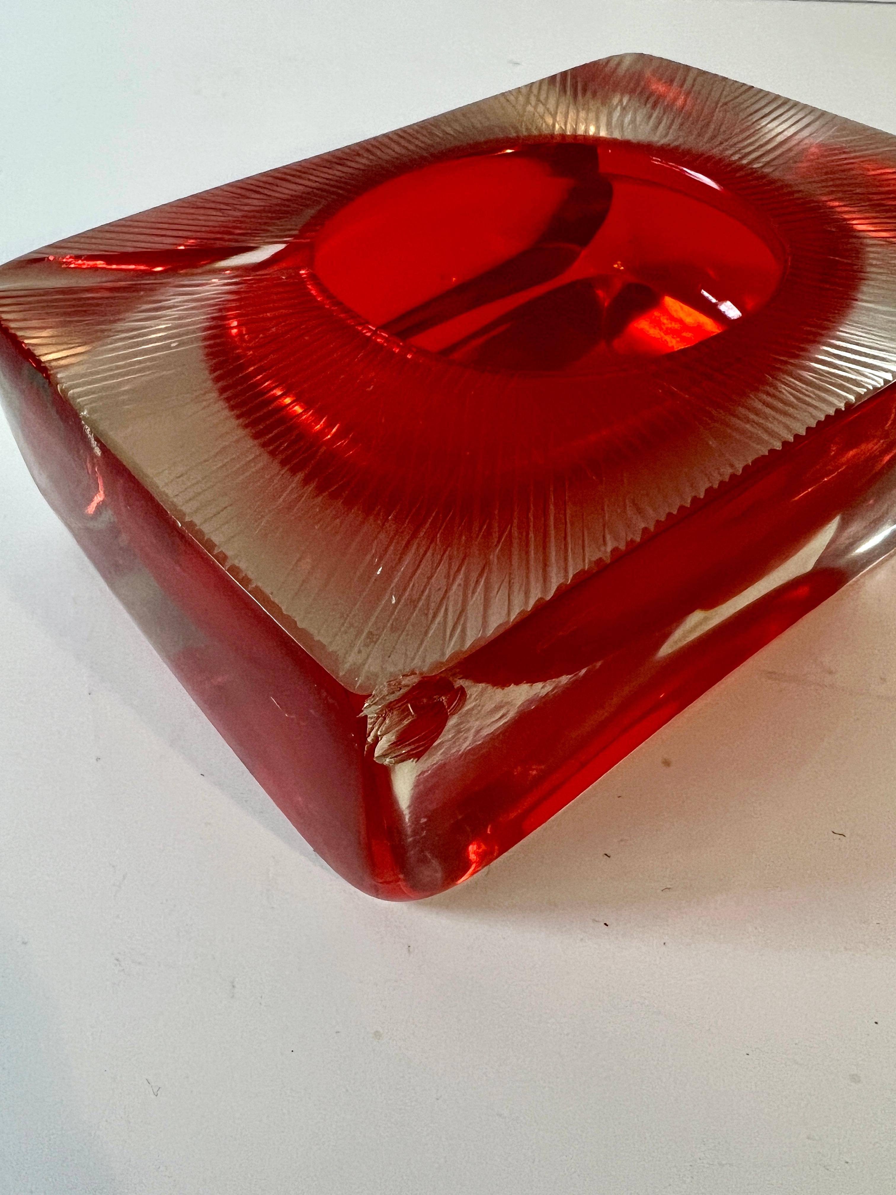 Cenicero de cristal de Murano Sommerso de Flavio Poli con detalles rojos y parte superior grabada 2