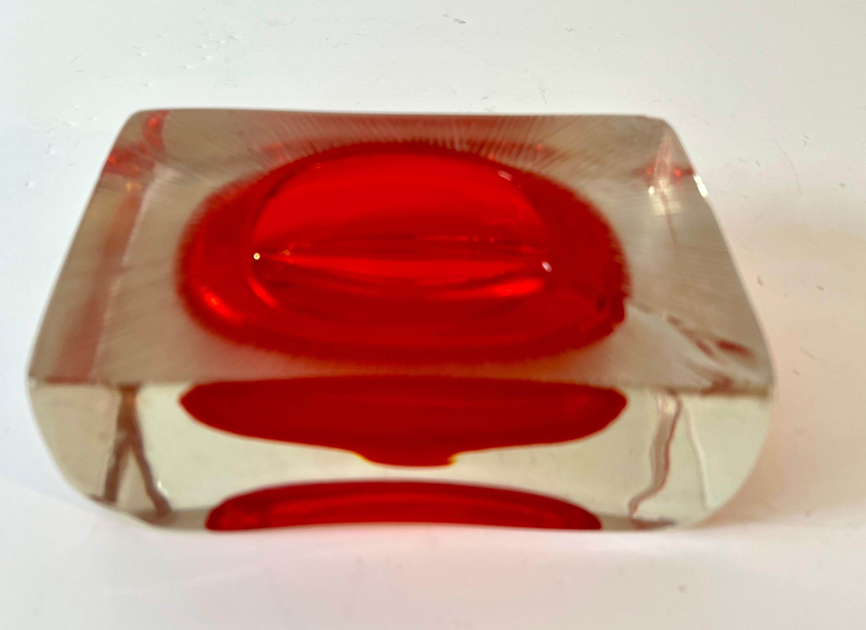 Se trata de la pieza de cristal de Murano más impresionante que he visto: obra de Flavio Poli para Sommerso, este cenicero es una elegante obra de arte.

Es la perfección para el aficionado a los puros o para quien quiera un aspecto sofisticado para
