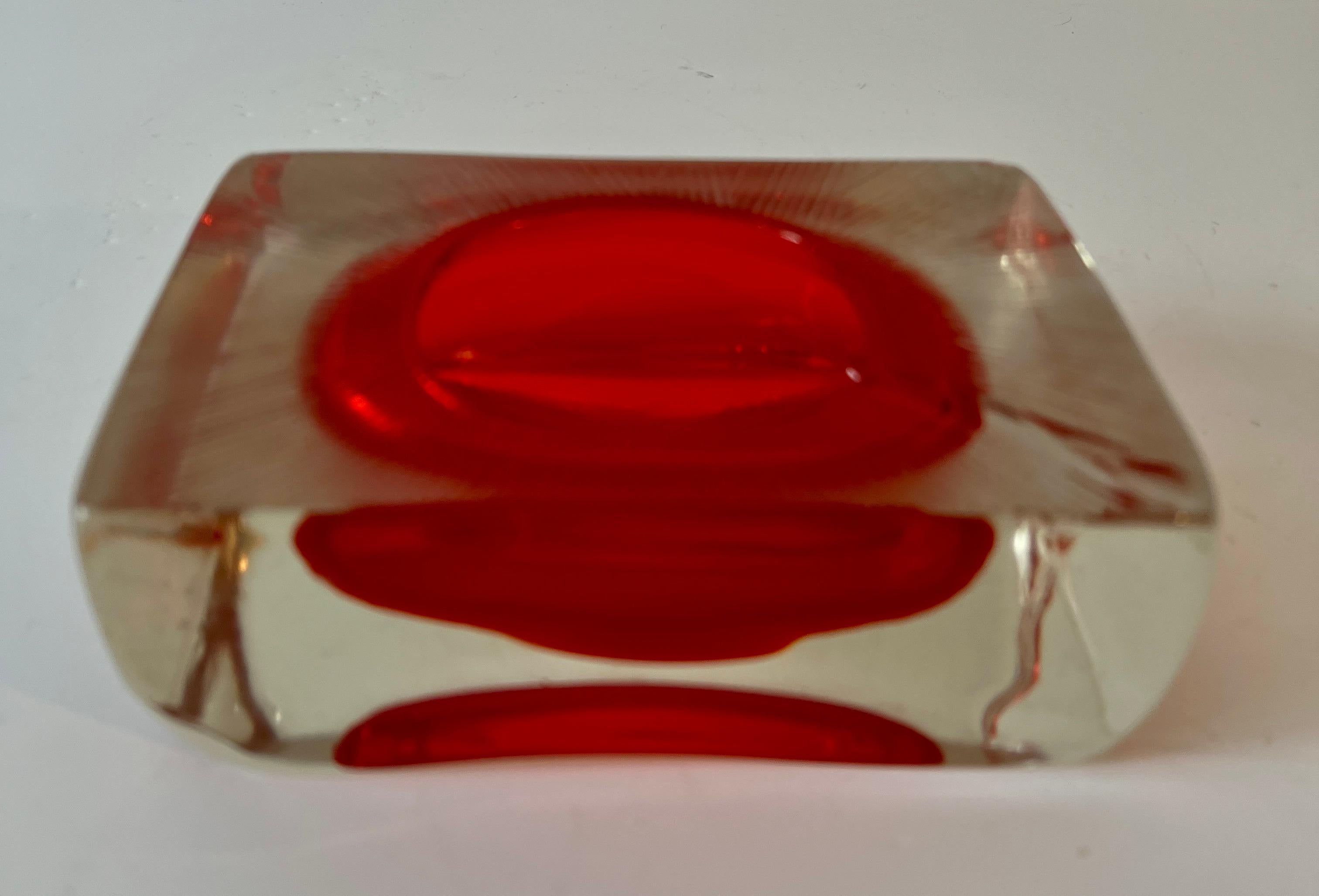Cenicero de cristal de Murano Sommerso de Flavio Poli con detalles rojos y parte superior grabada Moderno de mediados de siglo