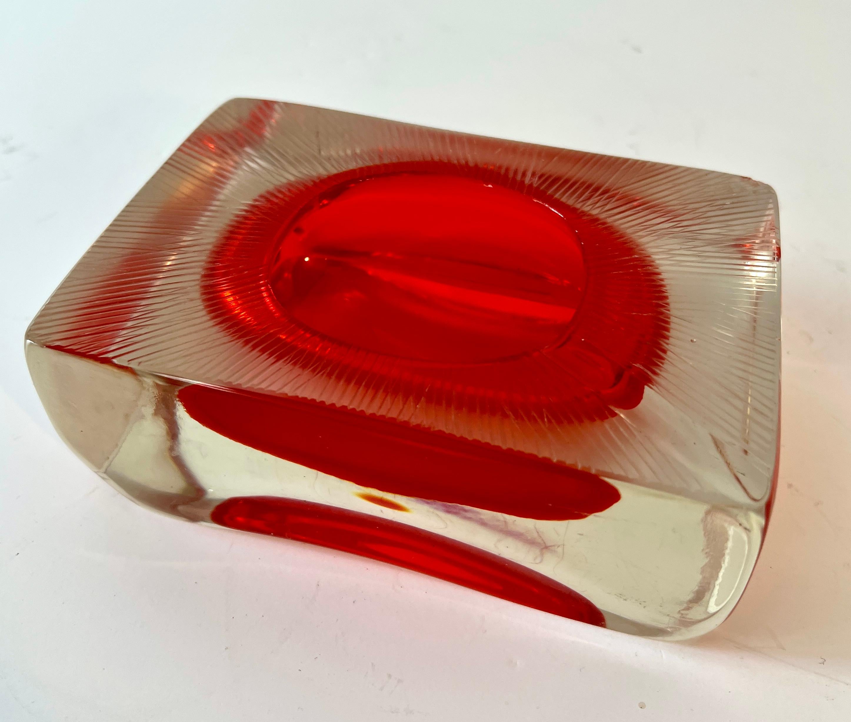 Cenicero de cristal de Murano Sommerso de Flavio Poli con detalles rojos y parte superior grabada Italiano