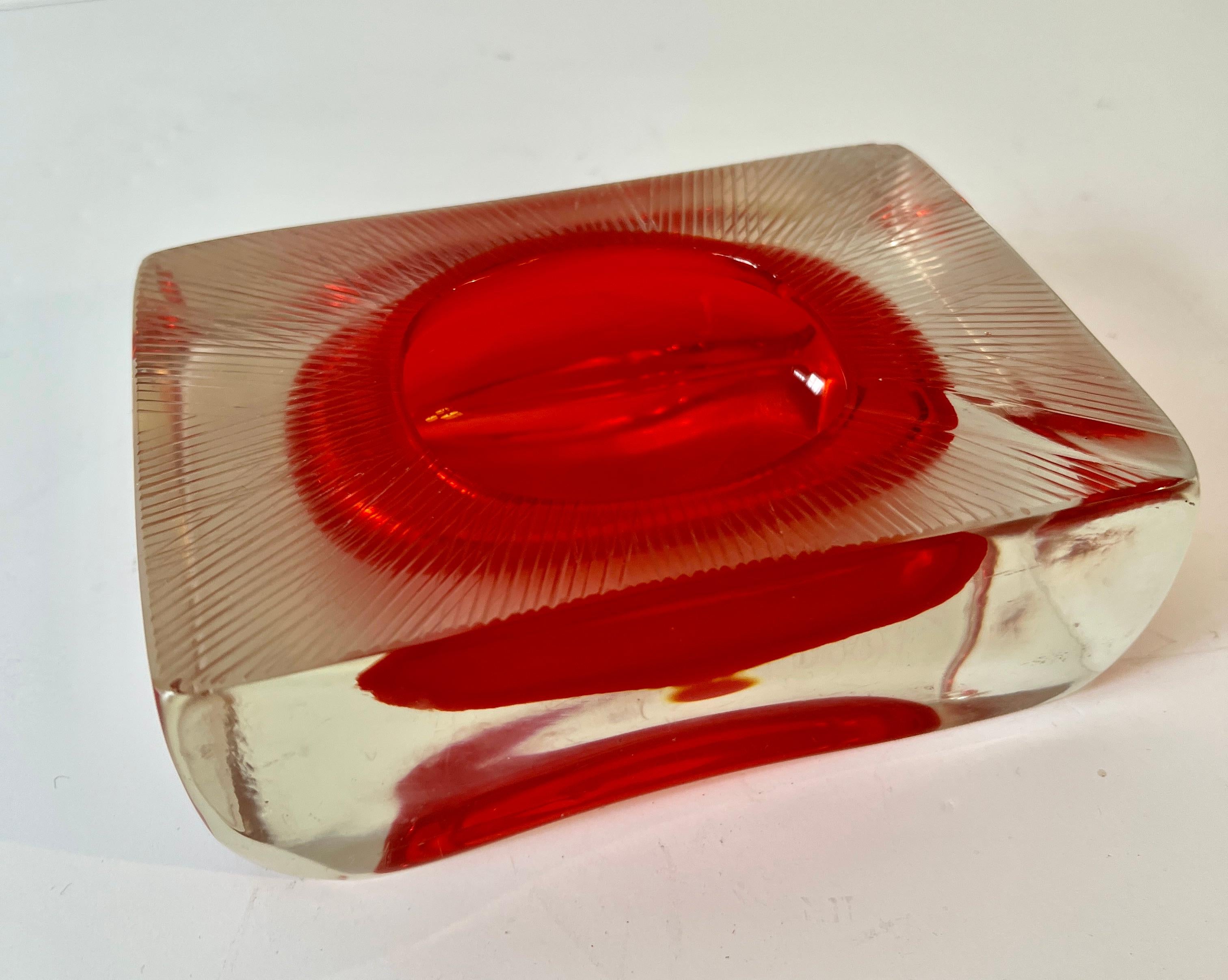 Cenicero de cristal de Murano Sommerso de Flavio Poli con detalles rojos y parte superior grabada Grabado