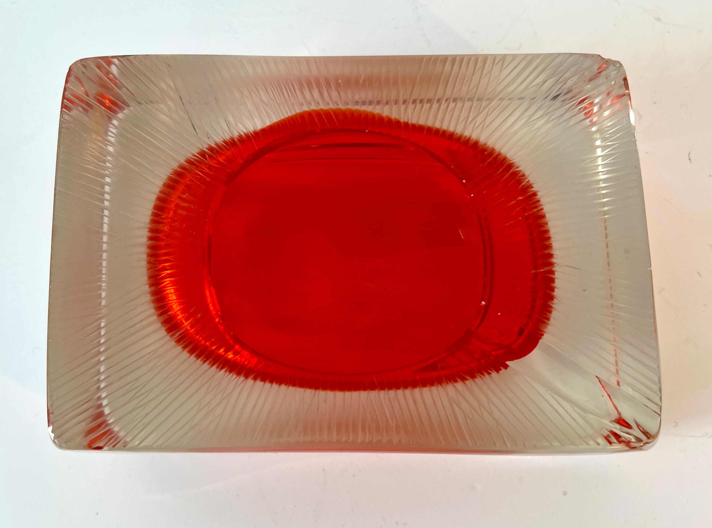 Cenicero de cristal de Murano Sommerso de Flavio Poli con detalles rojos y parte superior grabada en Bueno Estado en Los Angeles, CA