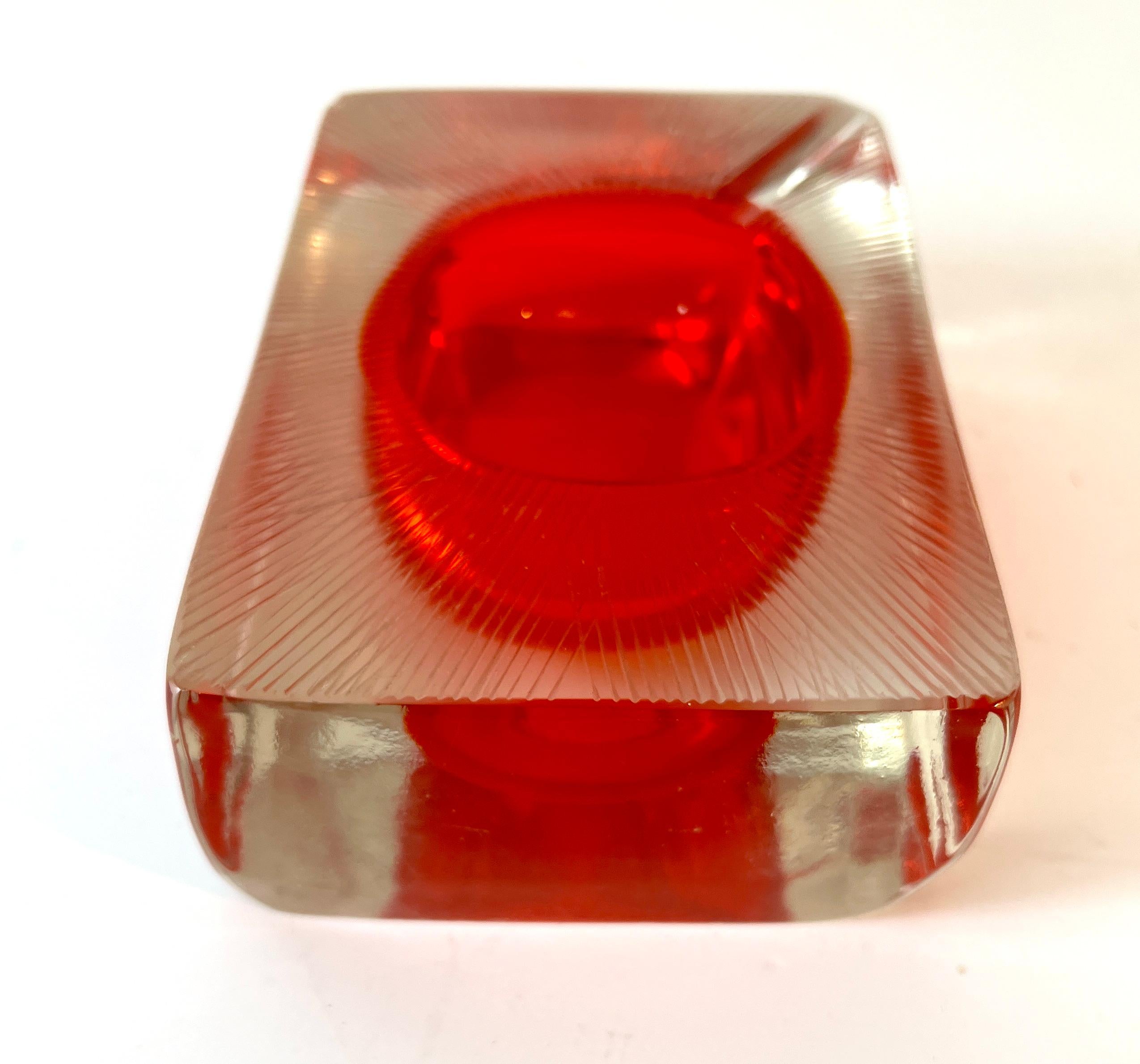 Cenicero de cristal de Murano Sommerso de Flavio Poli con detalles rojos y parte superior grabada siglo XX