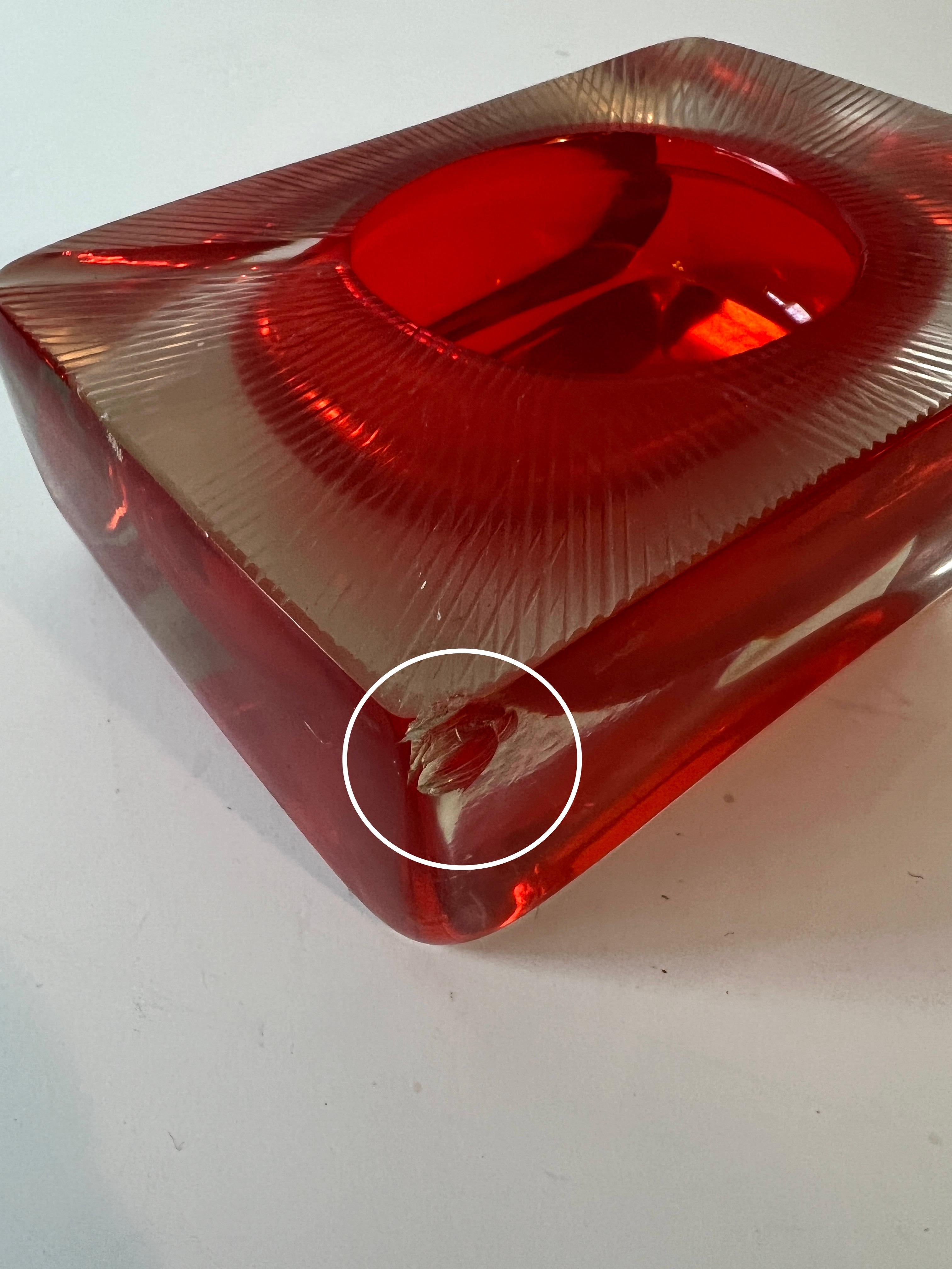 Cenicero de cristal de Murano Sommerso de Flavio Poli con detalles rojos y parte superior grabada 1