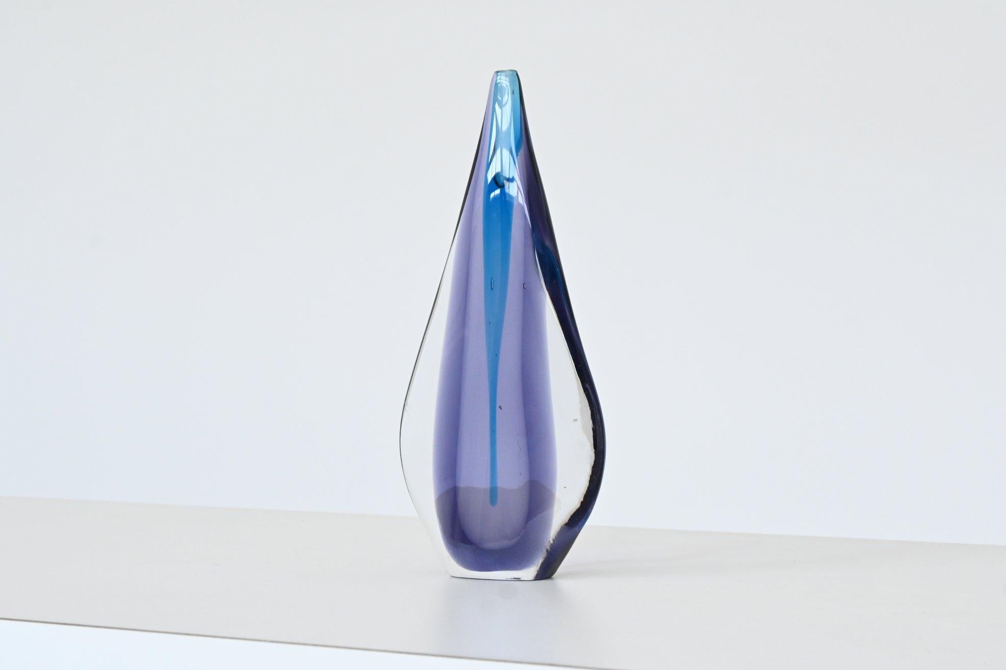Bellissimo vaso in vetro a goccia disegnato da Flavio Poli per Seguso Vetri d'Arte e realizzato a Murano, vicino a Venezia, Italia 1950. Questo affascinante vaso Sommerso mostra l'uso magistrale del colore e della forma che caratterizza l'arte del