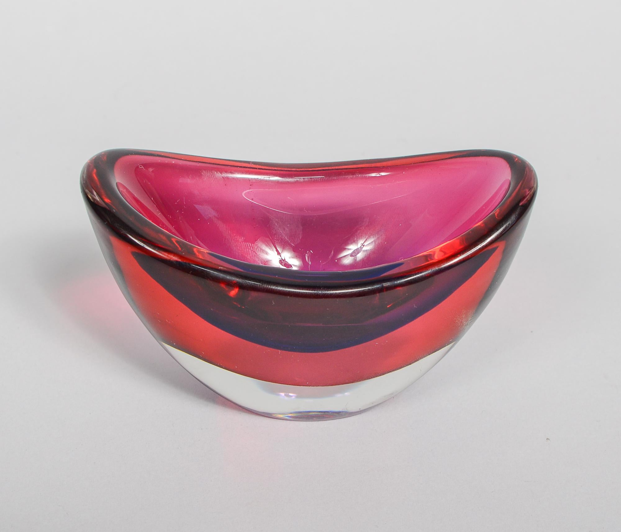 Petit vase sommerso de Murano conçu par Flavio Poli. Le vase est clair, rouge et violet, une des plus belles combinaisons de couleurs de cette série.