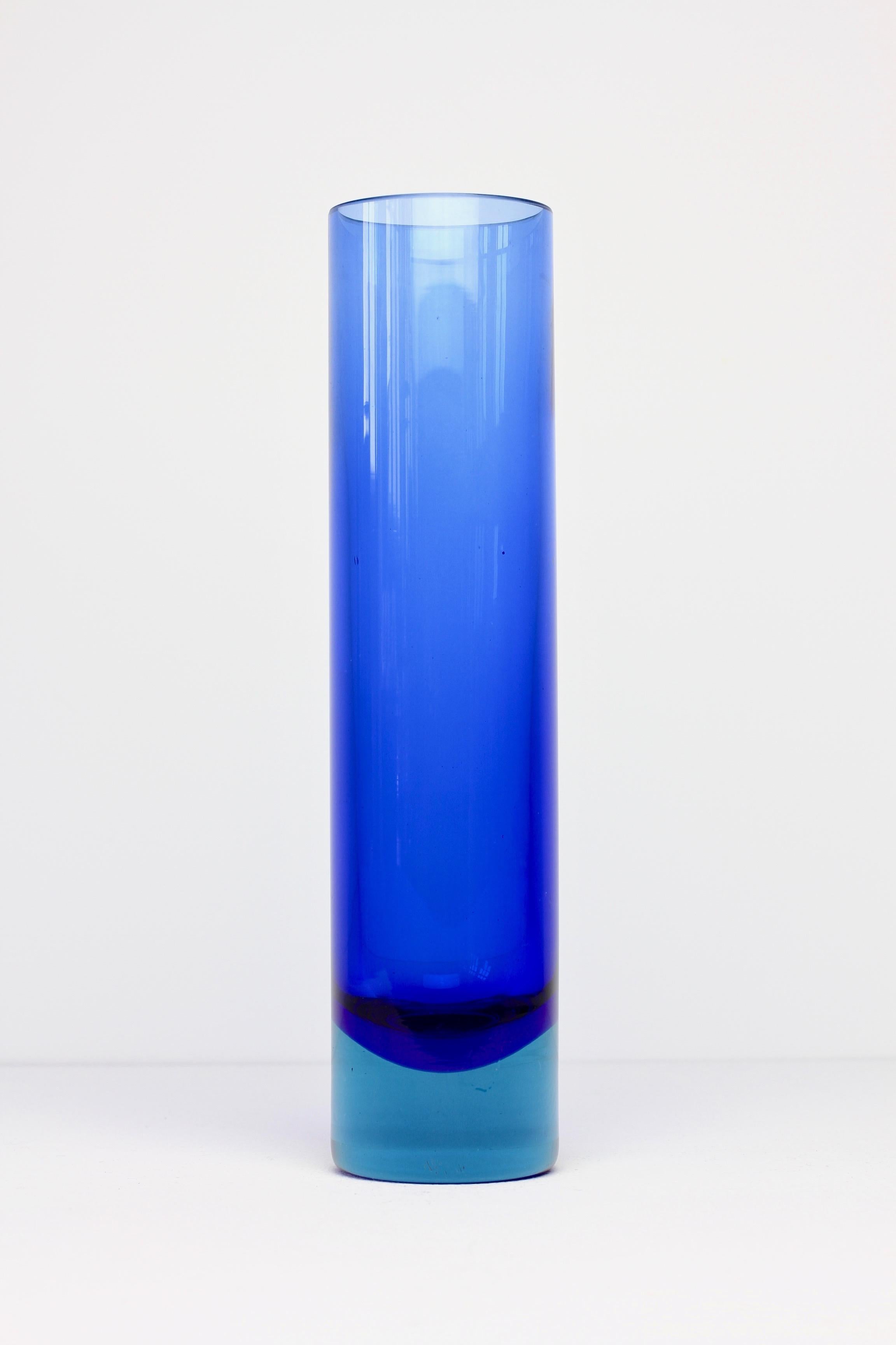 Mid-Century Modern Flavio Poli Style Tall Blue Murano Glass 'Sommerso' Vase, circa 1970s