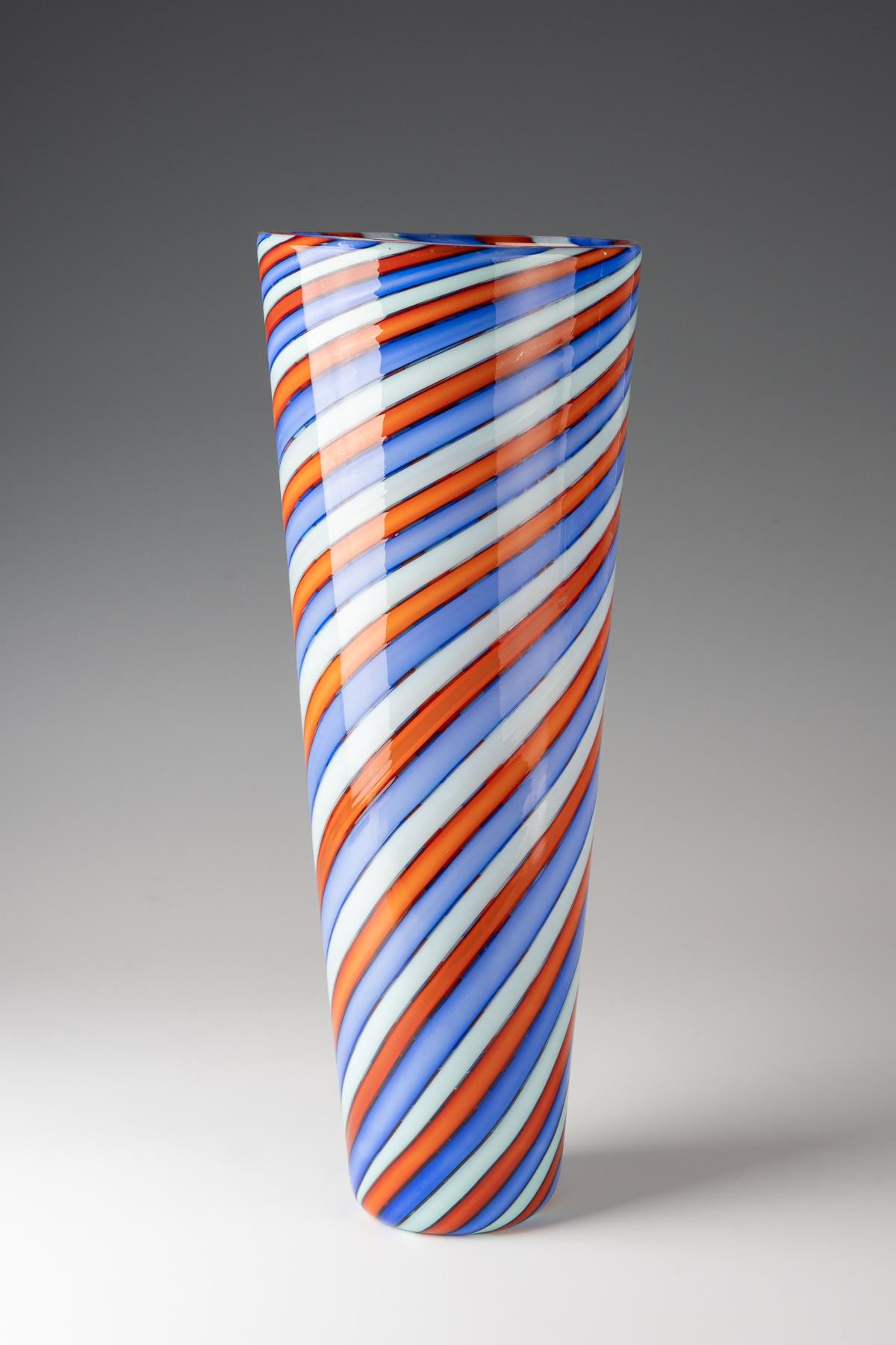 Flavio Poli (1900-1984), grande vaso della serie 'A Fasce Ritorte', 1955 ca.
Model No. 44938
vetro policromo con sovrapposizione incolore
prodotta da Seguso Vetri d'Arte, Murano, Italia
44 x 16.5 x 16.5 cm
contrassegnato sul lato con l'etichetta