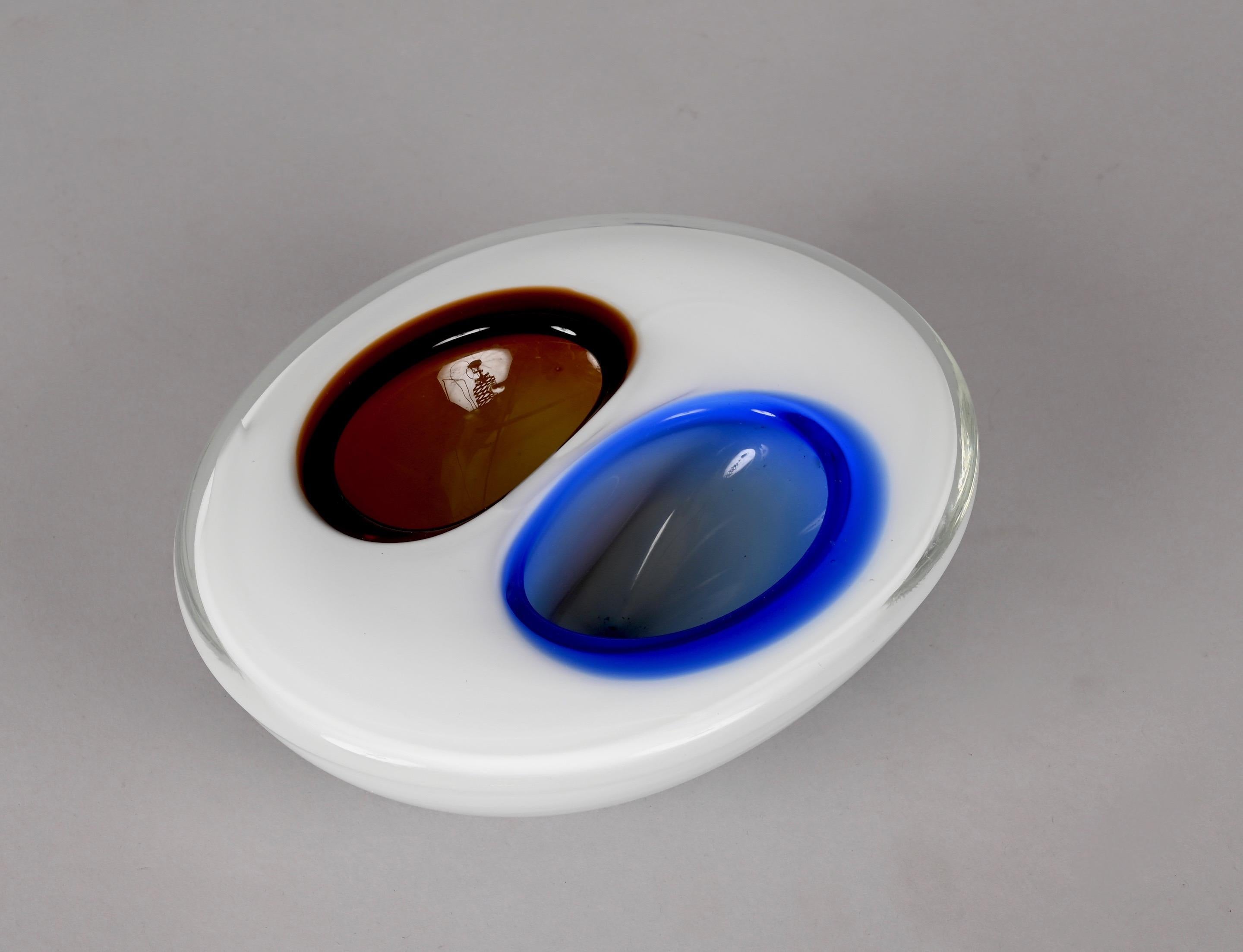 Flavio Poli Italienische Schale aus weißem, bernsteinfarbenem und blauem Murano-Glas 