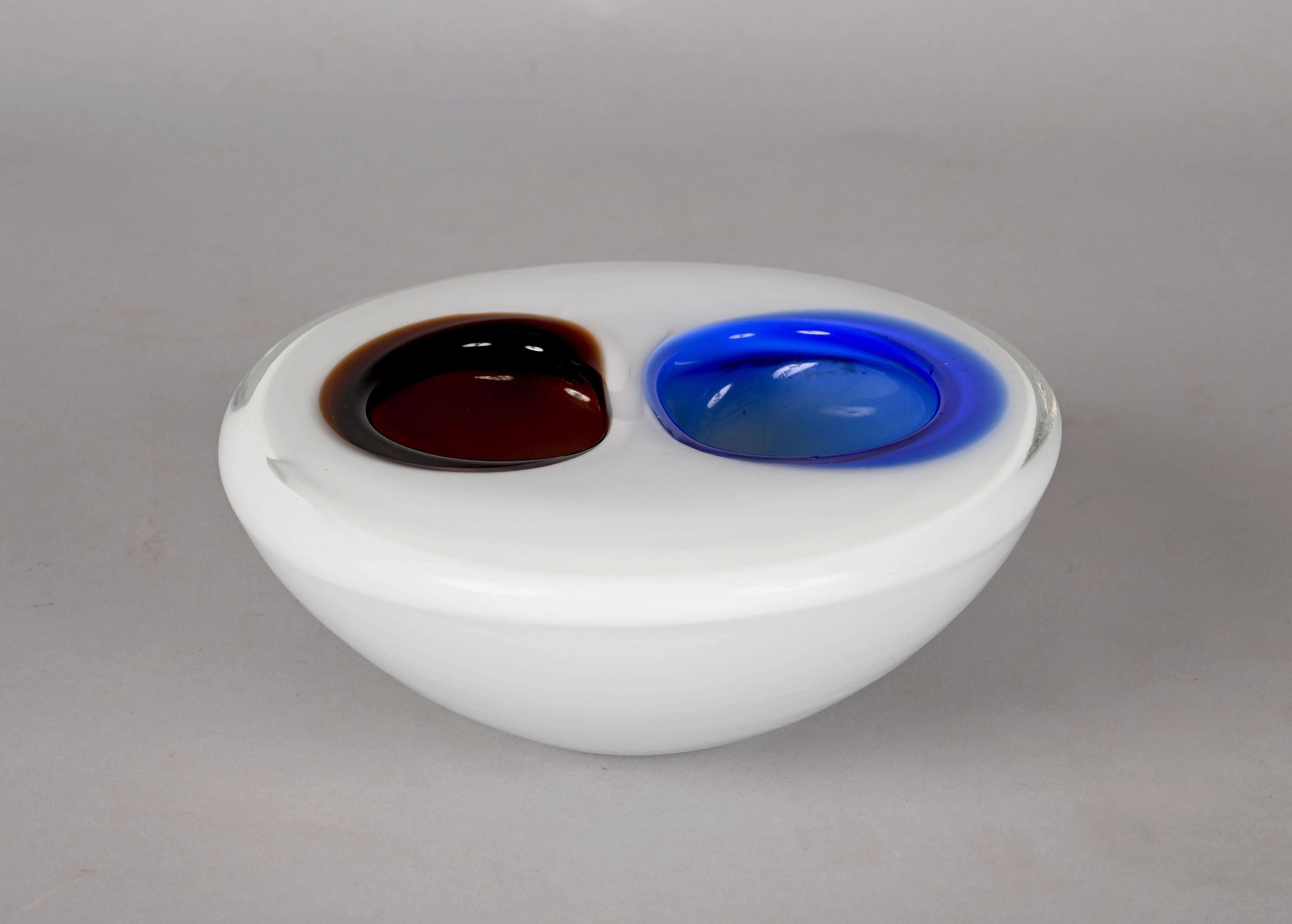 Flavio Poli Italienische Schale aus weißem, bernsteinfarbenem und blauem Murano-Glas 