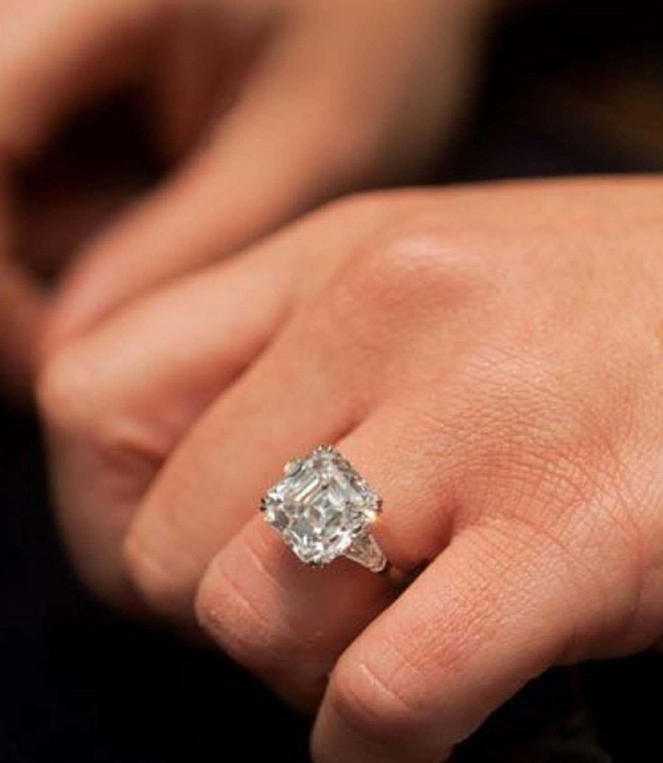 Bague de fiançailles en or blanc 18 carats avec diamant taille Asscher de 4 carats certifié GIA  Neuf - En vente à Rome, IT
