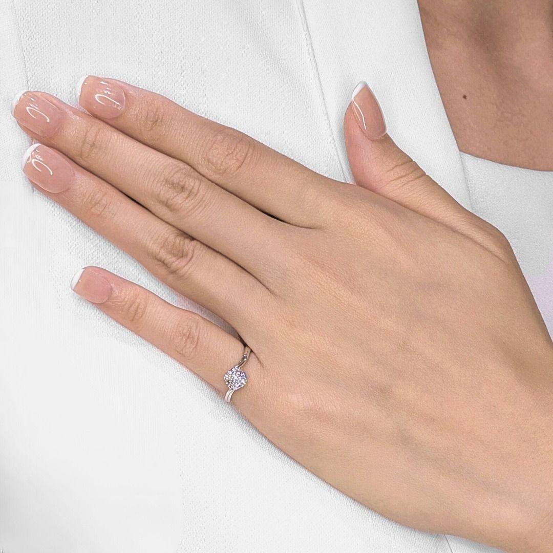 Presenting a timeless emblem of enduring love, this exquisite 18K white gold solitaire ring features a captivating band design. At its heart lies a magnificent 0.92ct natural cushion-cut diamond, celebrated for its exceptional F color grade and
