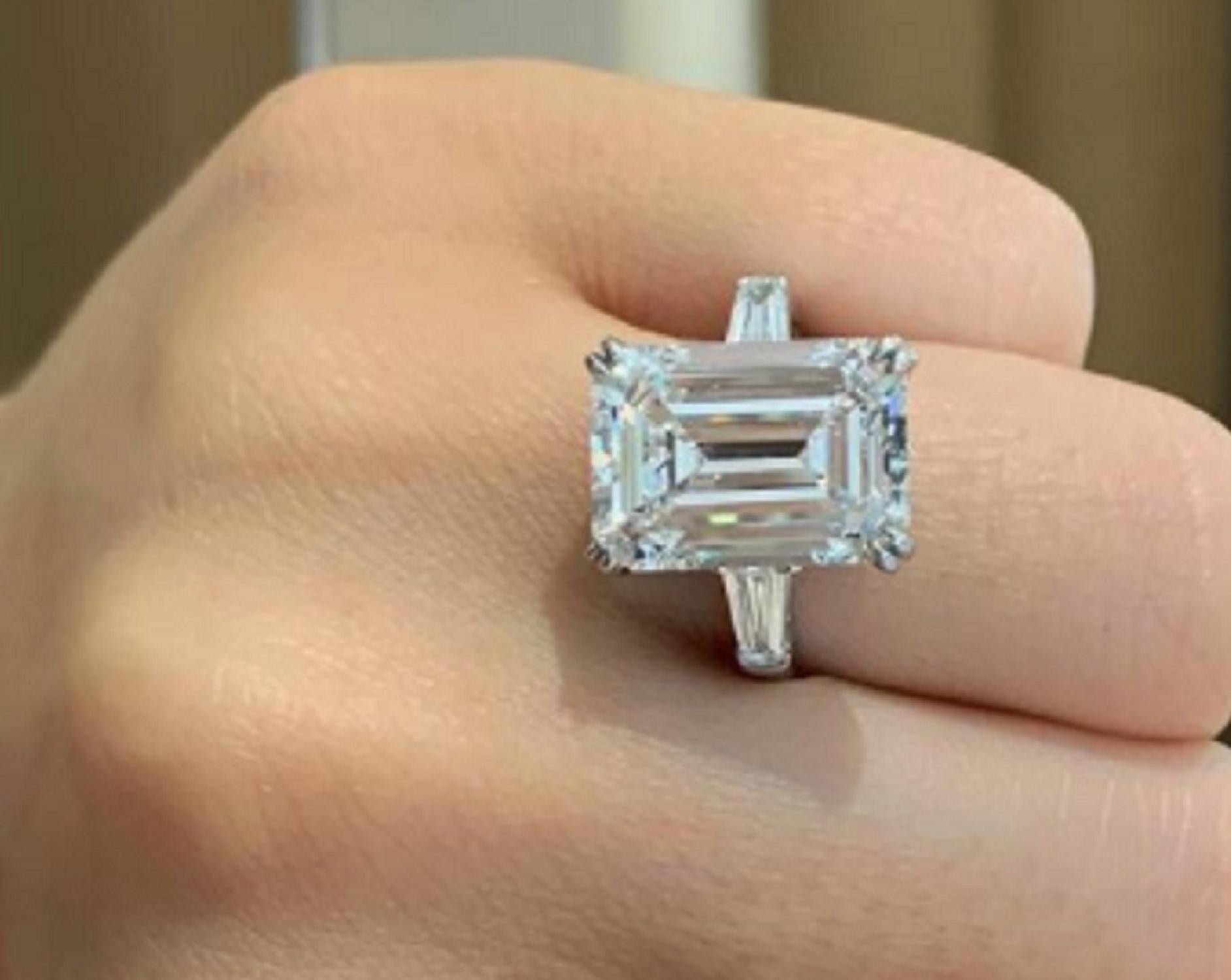 Platinring mit makelloser Reinheit, GIA-zertifizierter 5,65 Karat Diamant im Smaragdschliff im Zustand „Neu“ in Chicago, IL