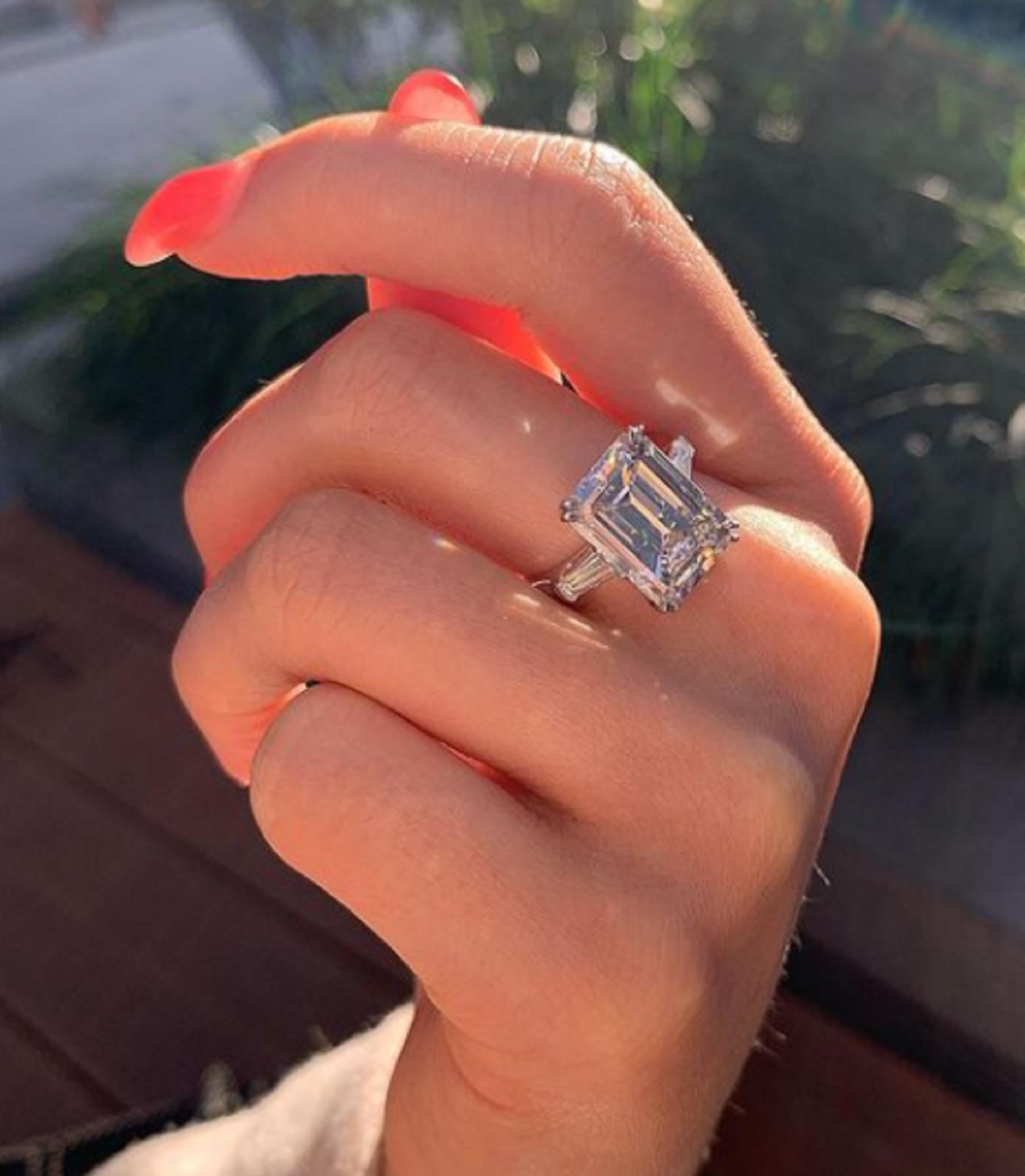 Ein exquisiter Diamantring mit Smaragdschliff und perfekten Proportionen, FLAWLESS clarity und  F Farbe mit ausgezeichneter Politur und ausgezeichneter Symmetrie.

Dieser Ring wurde in Italien handgefertigt und ist in massivem Platin gefasst