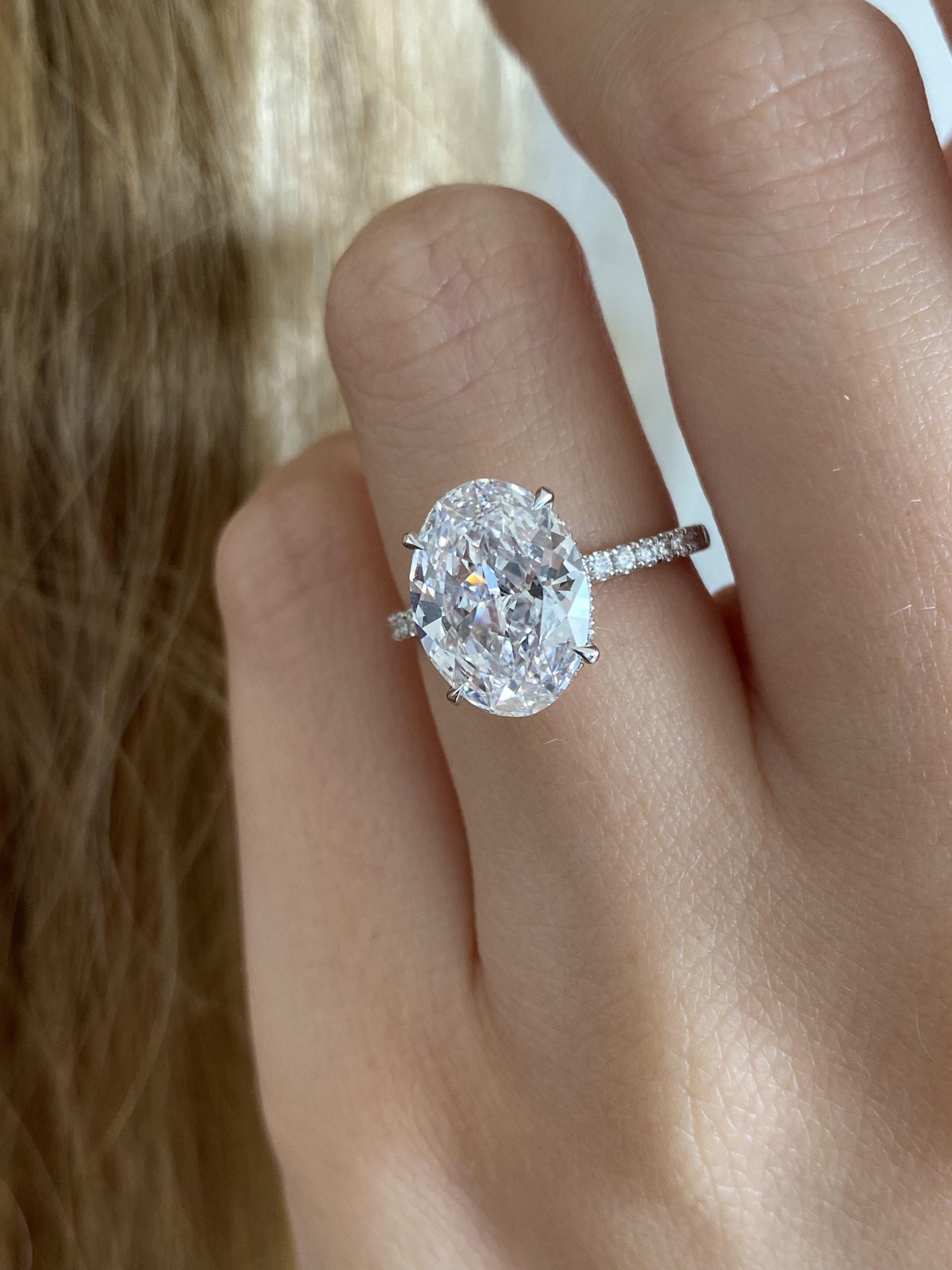Dieser auffällige 5-Karat-Diamantring mit GIA-Zertifikat im Ovalschliff hat eine exzellente D-Farbe, eine vollständig  sauberes Aussehen und herrlicher, lebendiger Glanz! Ovale Schliffe gehören zu den modischsten und begehrtesten Diamantschliffen,