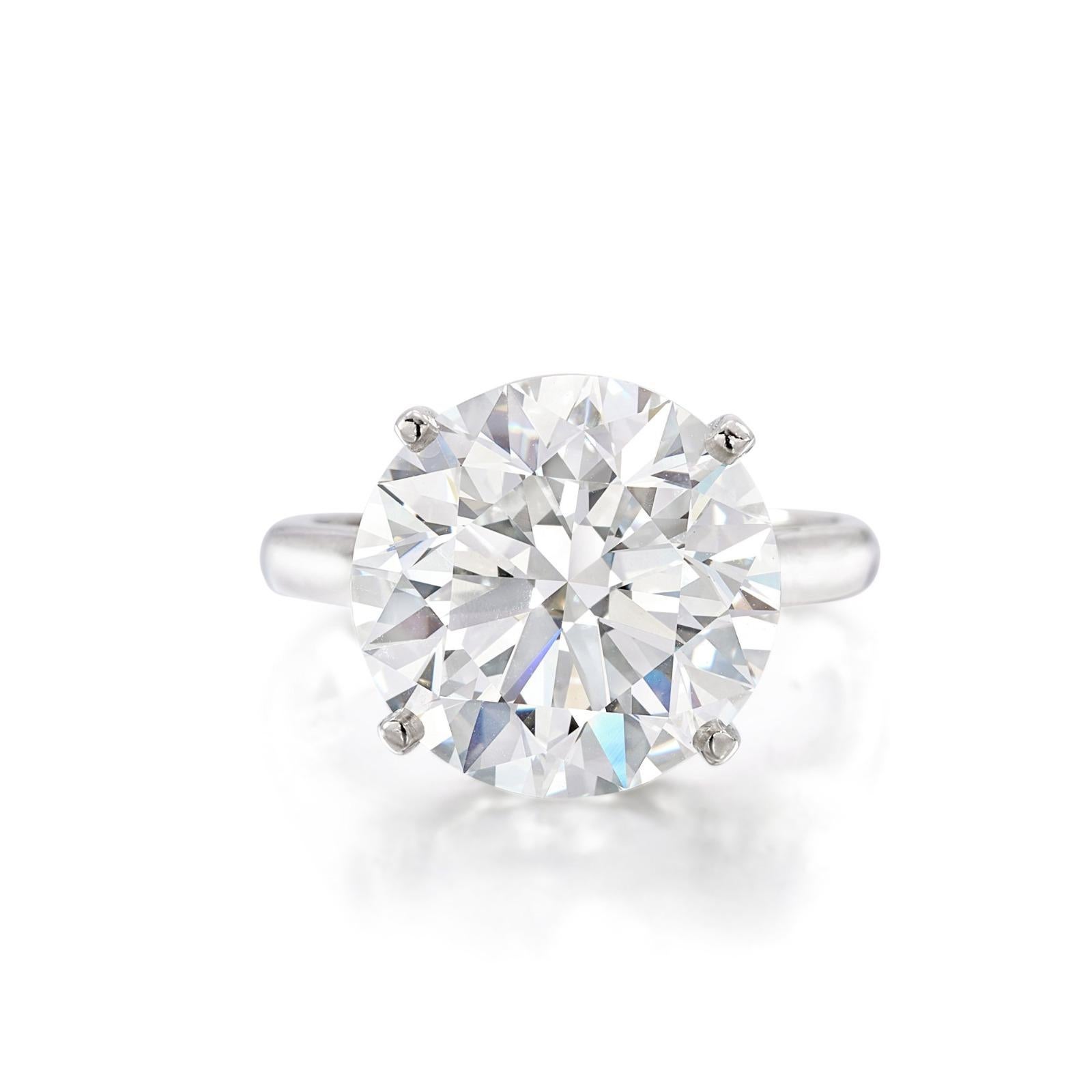 Cette bague de fiançailles incarne l'élégance pure avec son diamant de taille ronde certifié par la GIA, mis en valeur dans une monture solitaire en platine. L'éclat du diamant, certifié par le Gemological Institute of America, est accentué par la