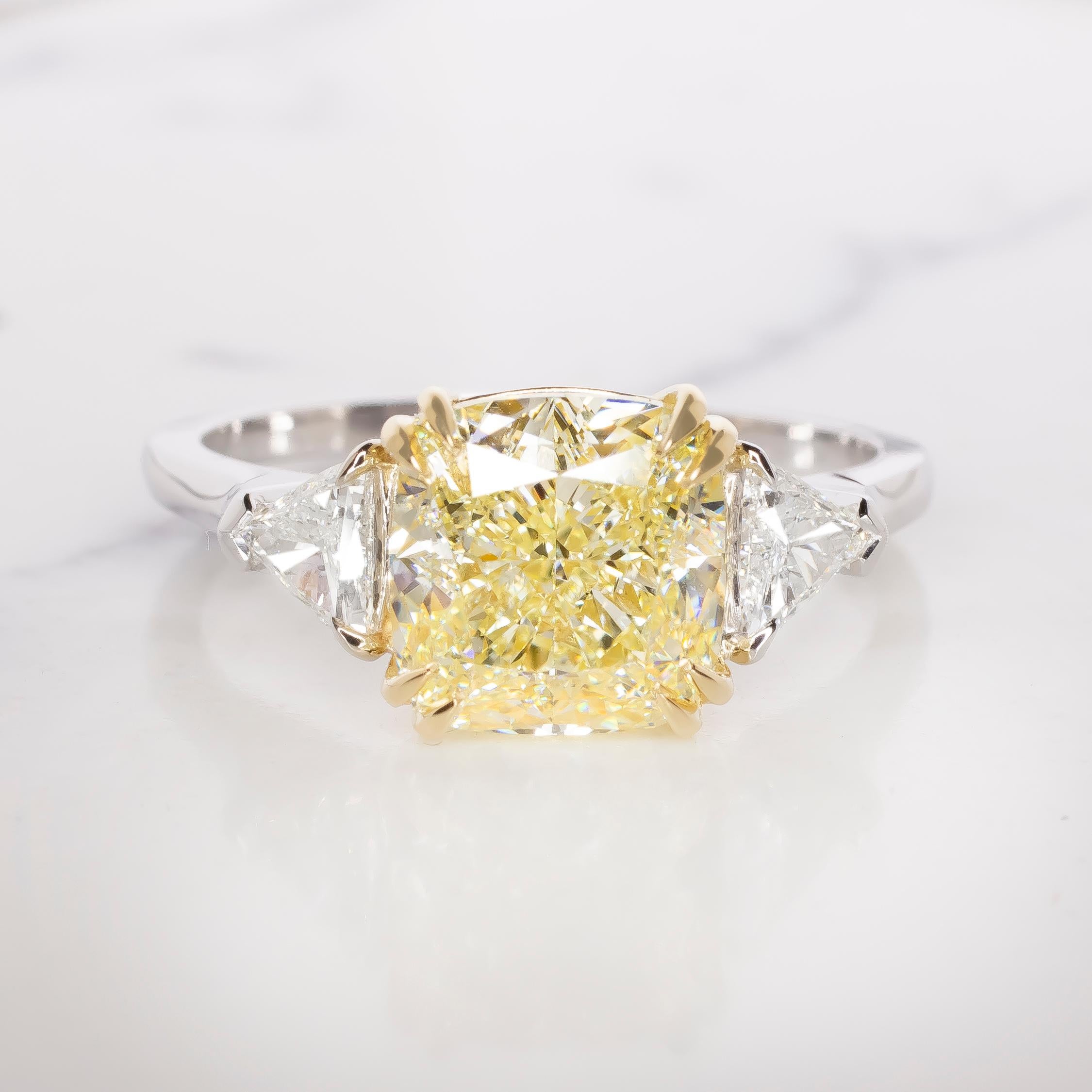 Taille coussin Bague en or 18 carats avec diamant taille coussin jaune clair de 4 carats certifié GIA sans défaut en vente