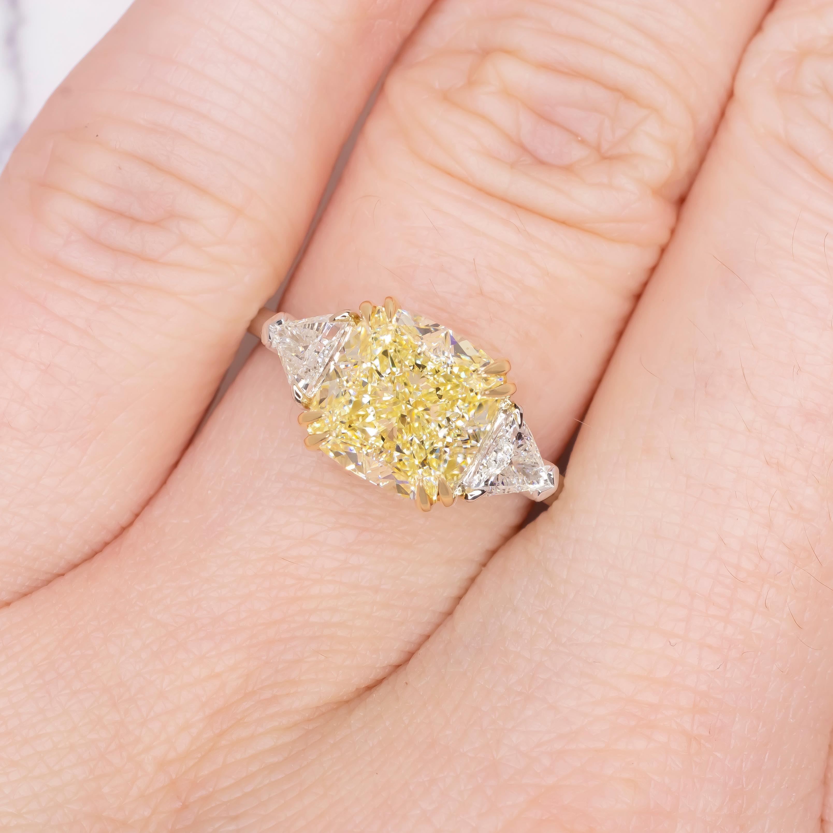 Bague en or 18 carats avec diamant taille coussin jaune clair de 4 carats certifié GIA sans défaut Neuf - En vente à Rome, IT