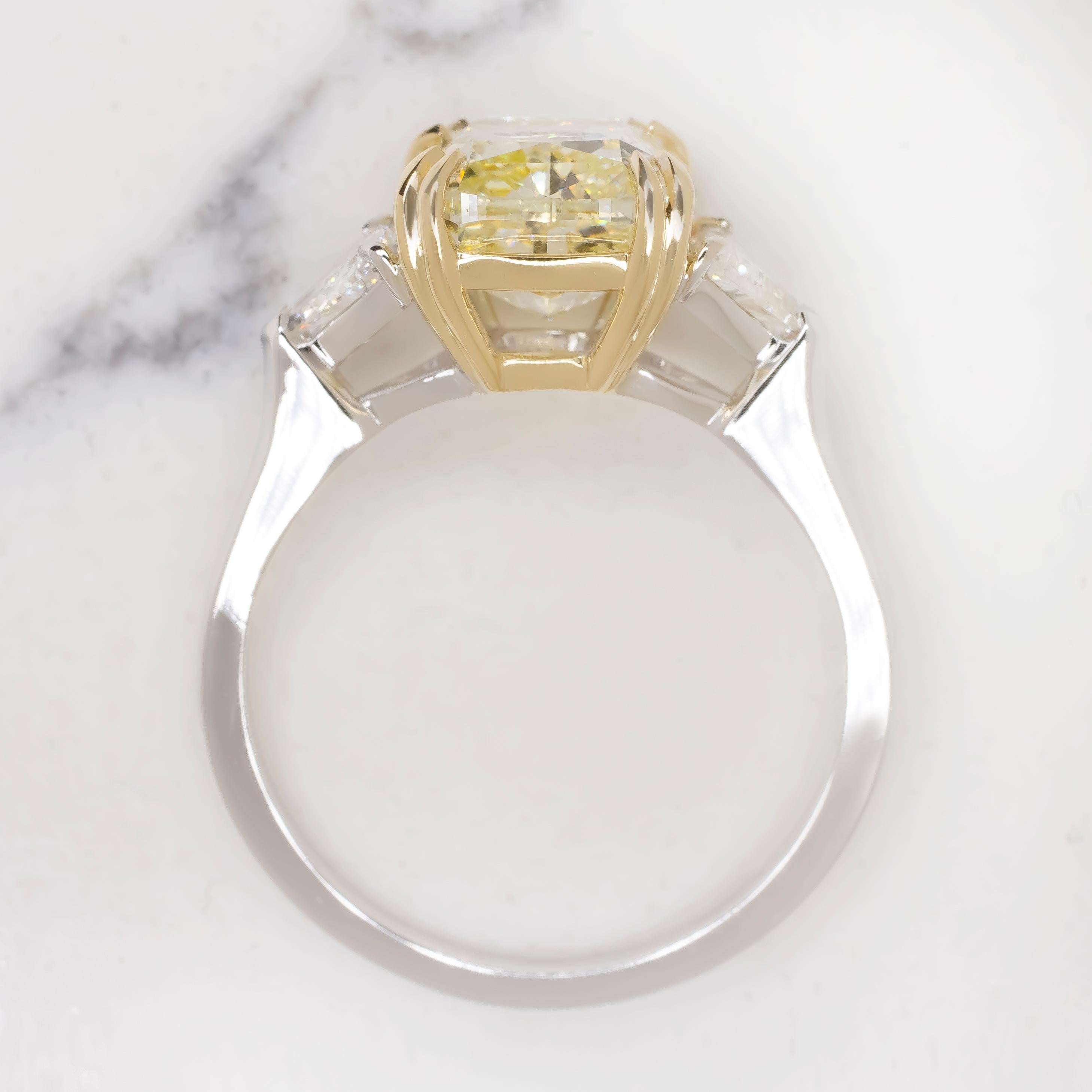 Contemporary Flawless GIA Certified 4 Carat Fancy Light Yellow Cushion Diamond 18k Gold Ring For Sale