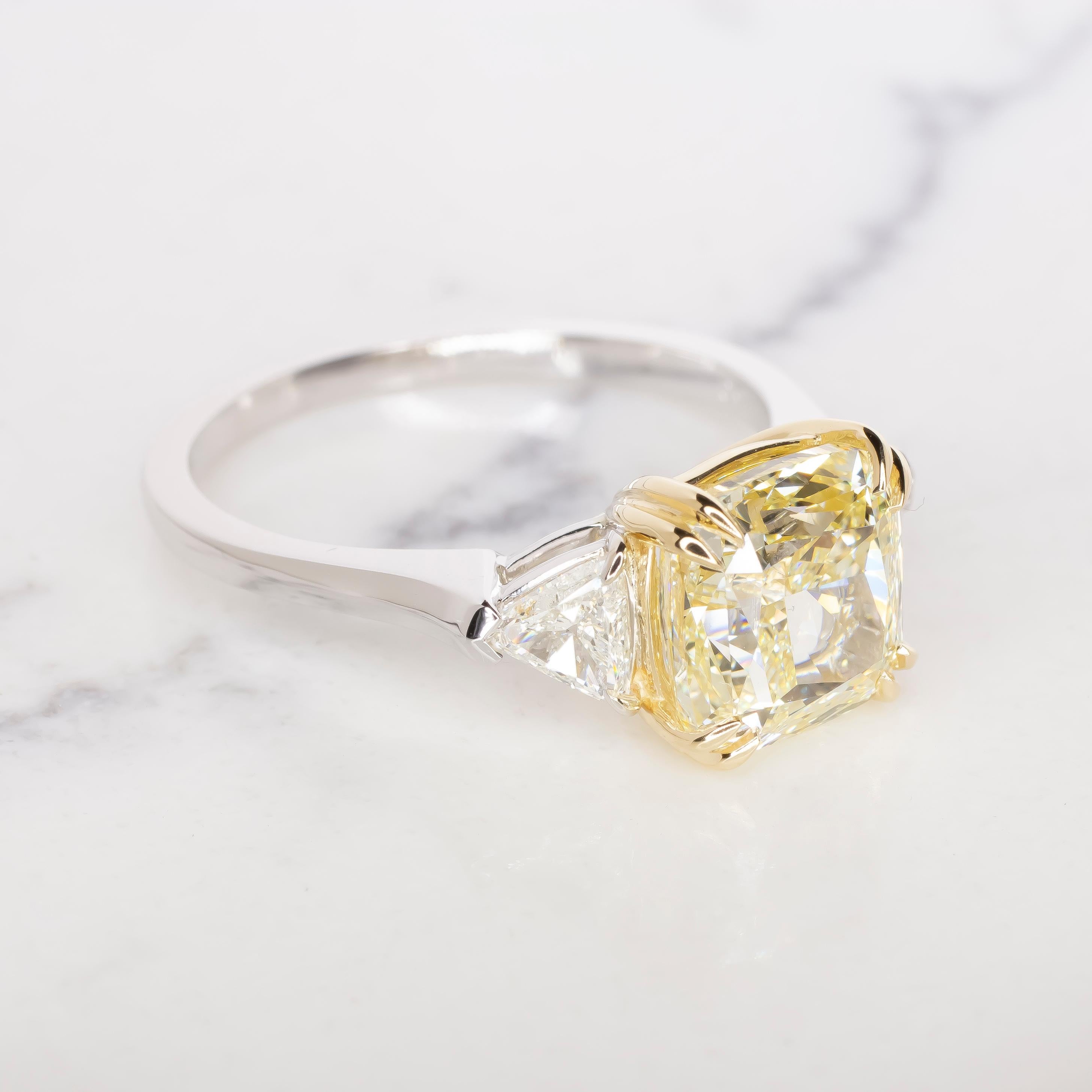 Bague en or 18 carats avec diamant taille coussin jaune clair de 4 carats certifié GIA sans défaut en vente 1