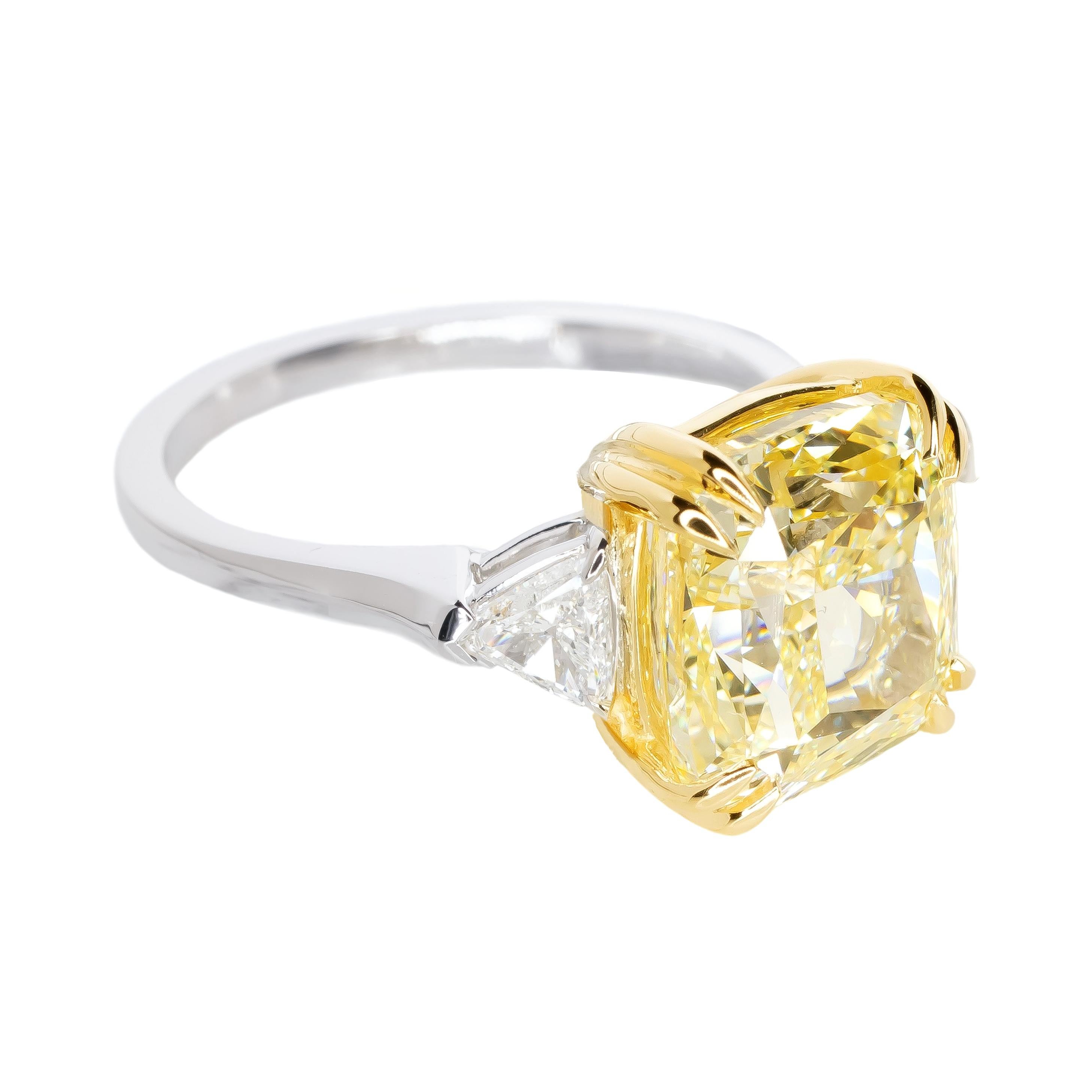 Cette superbe bague est ornée d'un magnifique diamant de taille coussin de 4 carats de couleur Trueing Light Yellow, véritable incarnation de l'élégance et de la sophistication. Le diamant, certifié par le GIA avec une pureté sans défaut interne,